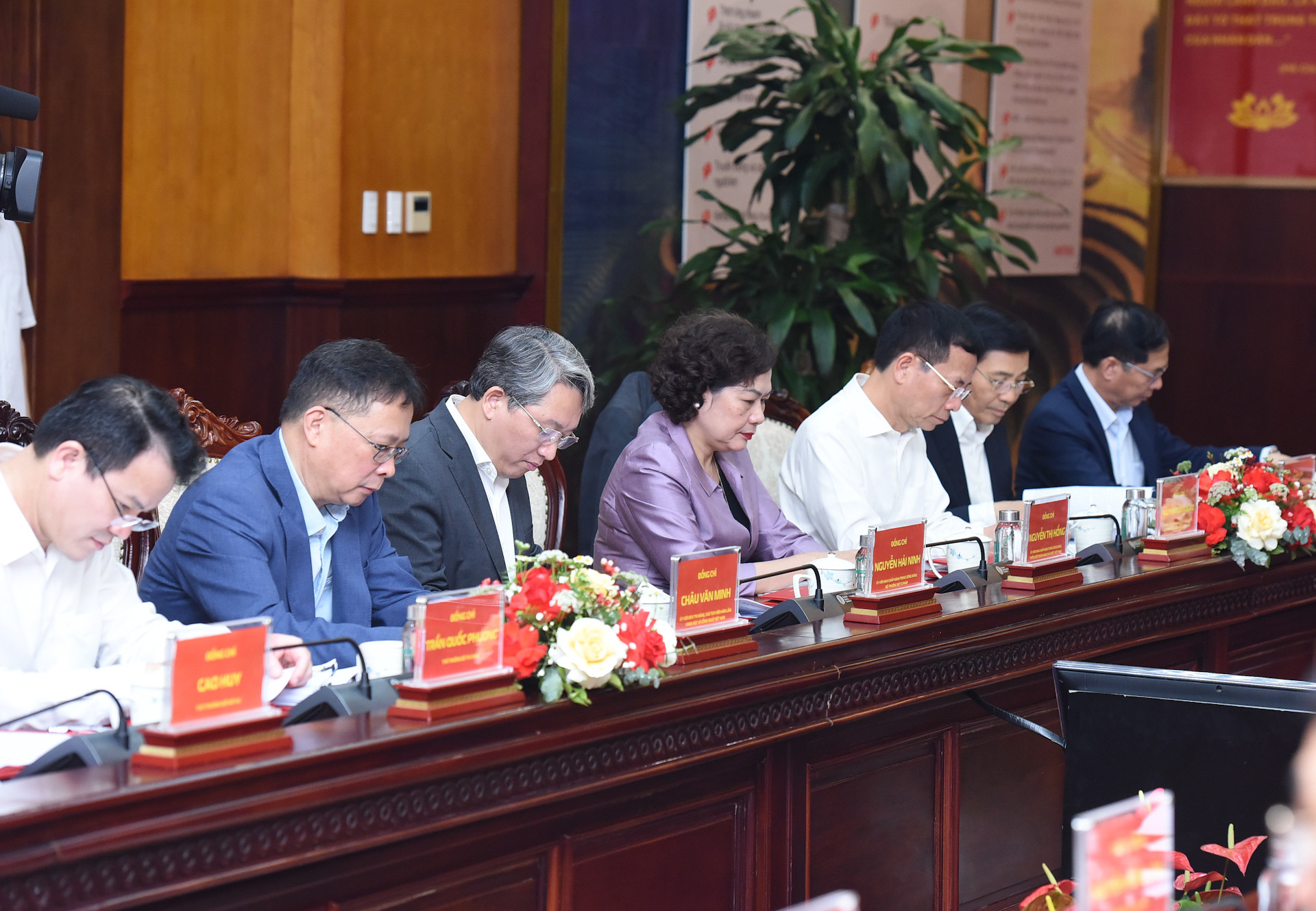 Đại diện lãnh đạo các bộ, ban, ngành tham dự phiên họp.