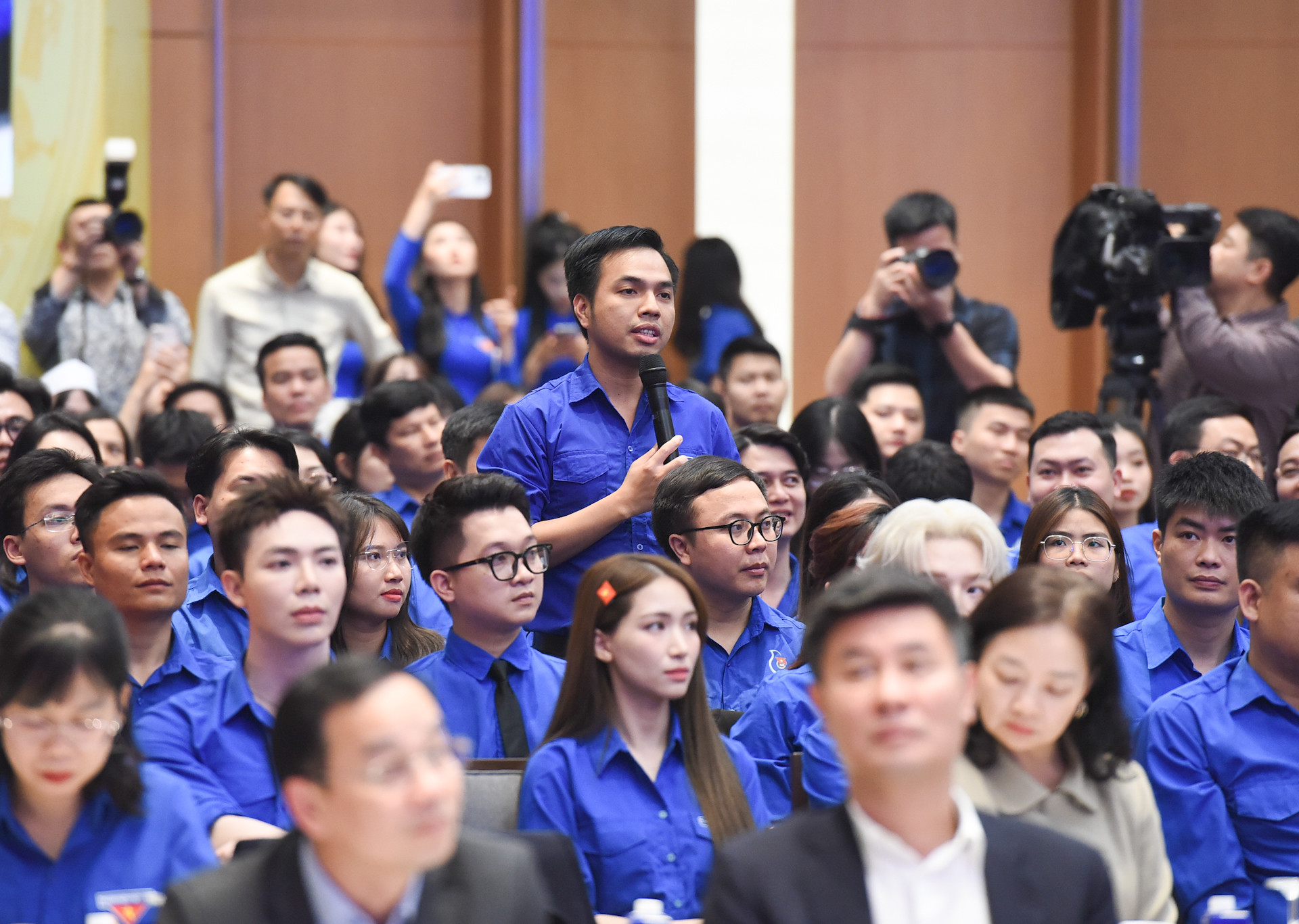 Tiến sĩ Hoàng Anh Đức, Đại học RMIT, nêu câu hỏi về cơ chế, chính sách gì mang tính đột phá để có thể gia tăng nhiều hơn nữa sinh viên và lực lượng có trình độ sau đại học theo học các lĩnh vực toán học, vật lý, sinh học, hóa học, kỹ thuật và công nghệ then chốt. Tiến sĩ Hoàng Anh Đức, Đại học RMIT, nêu câu hỏi về cơ chế, chính sách gì mang tính đột phá để có thể gia tăng nhiều hơn nữa sinh viên và lực lượng có trình độ sau đại học theo học các lĩnh vực toán học, vật lý, sinh học, hóa học, kỹ thuật và công nghệ then chốt.