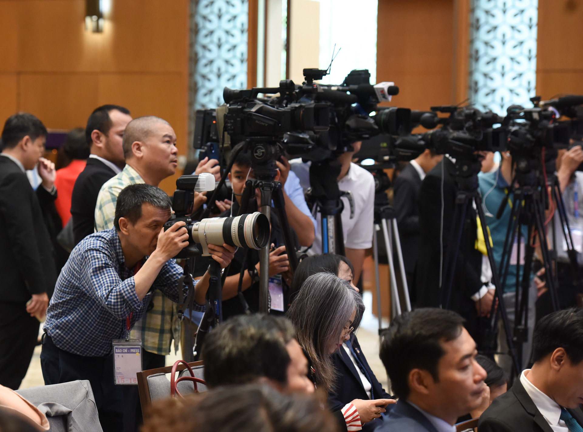 Các cơ quan thông tấn báo chí đến dự và đưa tin.