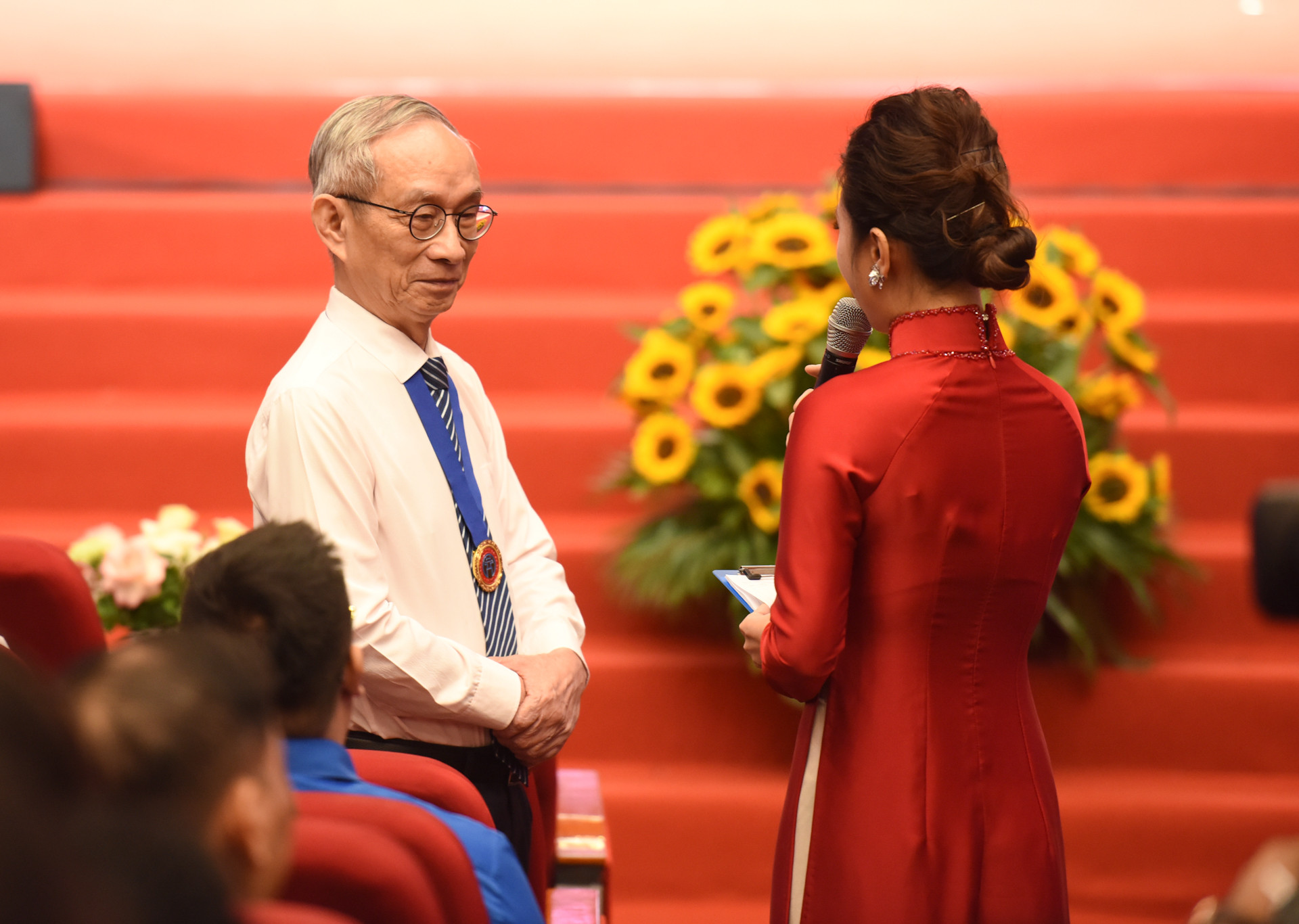 Nhà giáo Nguyễn Xuân Khang, Chủ tịch Hội đồng Trường Marie Curie giao lưu tại hội nghị.