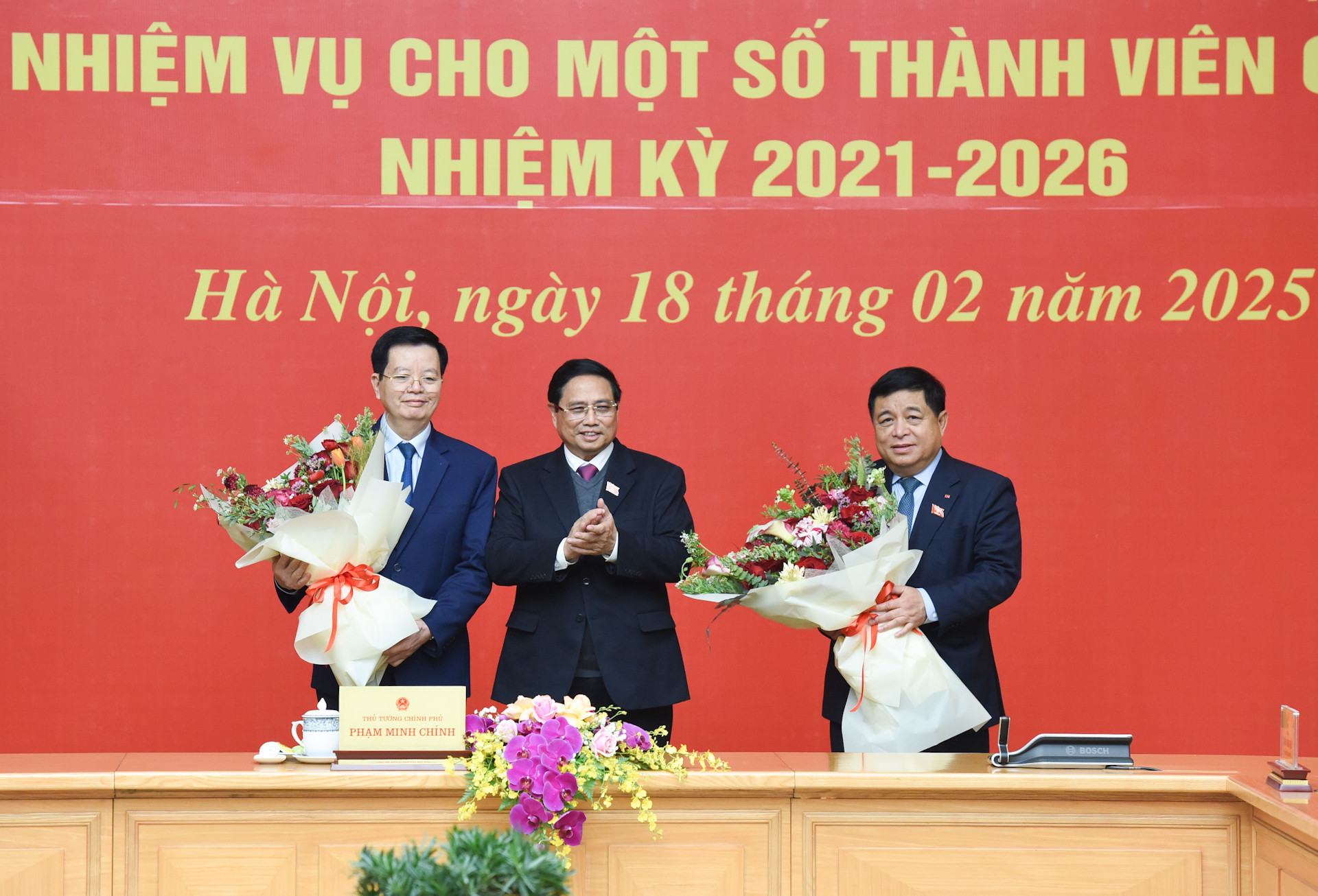 Thủ tướng Phạm Minh Chính tặng hoa chúc mừng Phó Thủ tướng Mai Văn Chính và Phó Thủ tướng Nguyễn Chí Dũng.
