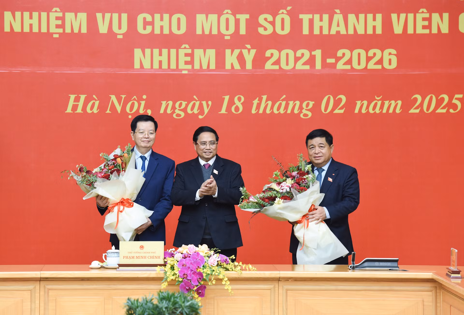 Thủ tướng Phạm Minh Chính tặng hoa chúc mừng Phó Thủ tướng Mai Văn Chính và Phó Thủ tướng Nguyễn Chí Dũng.