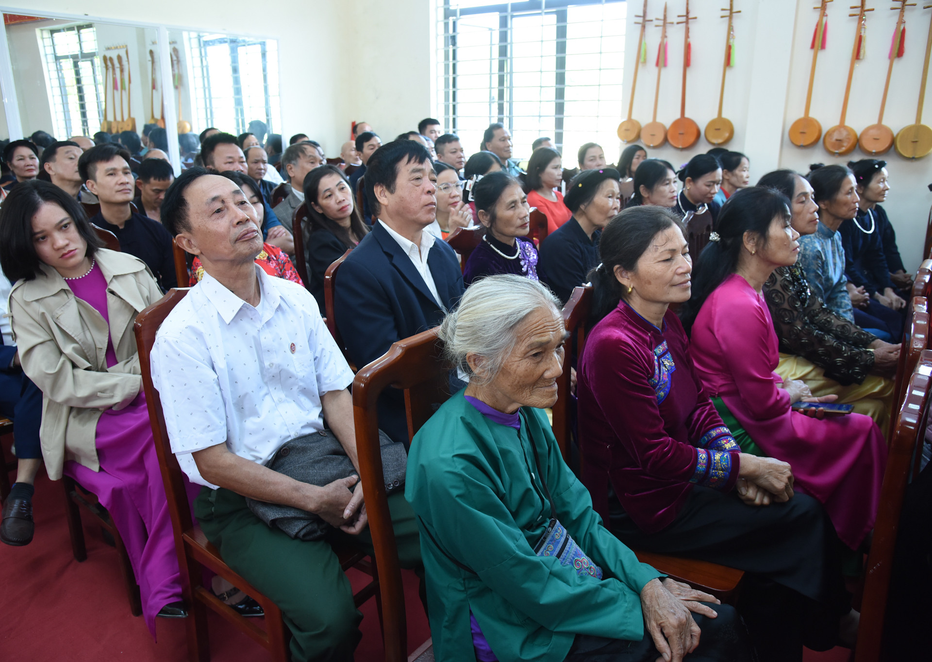 Đông đảo nhân dân các dân tộc thị trấn Na Sầm (Lạng Sơn) tham dự ngày hội.