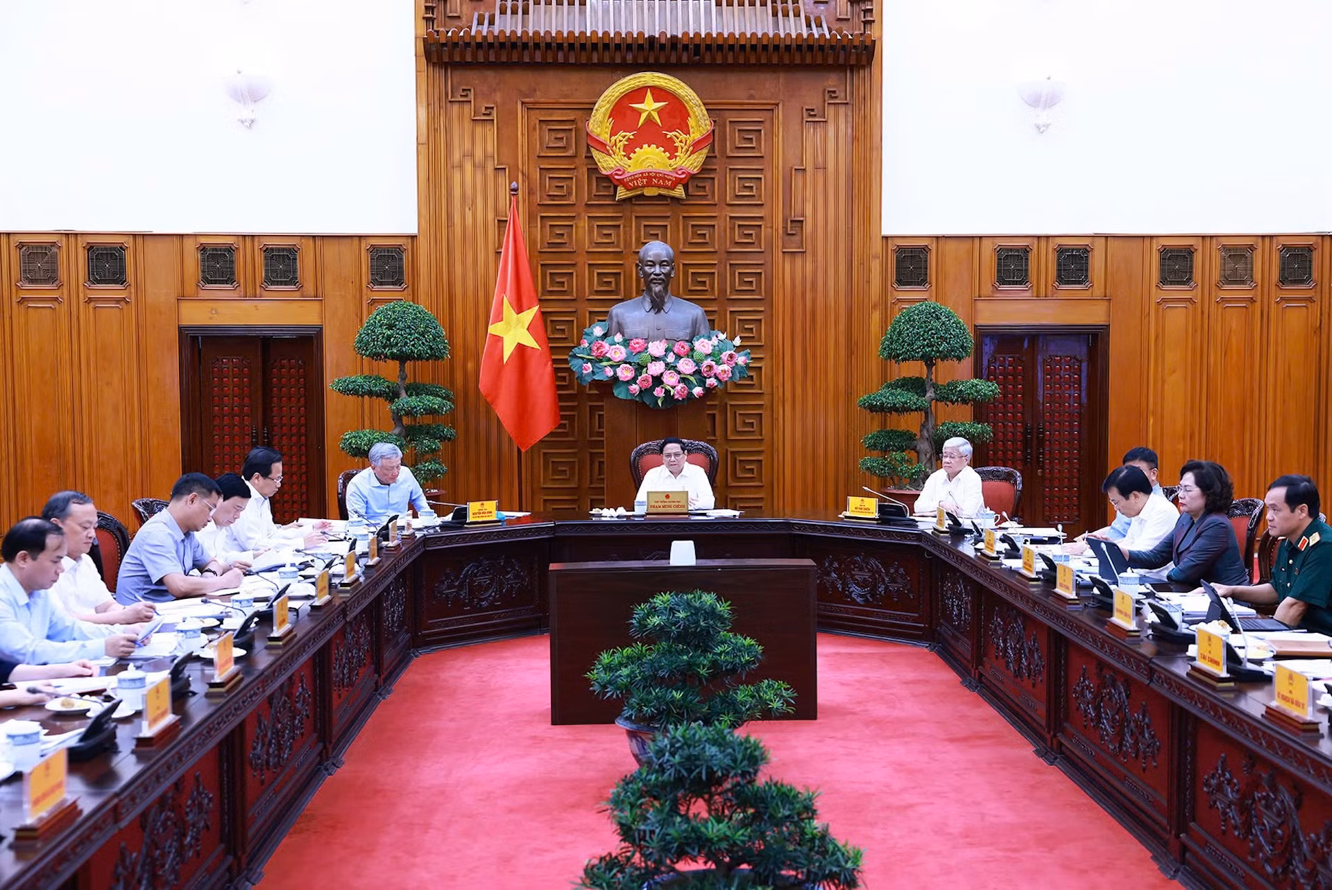 Thủ tướng nêu rõ, cần thành lập Ban Chỉ đạo do Thủ tướng Chính phủ làm Trưởng Ban, chỉ đạo chung triển khai cả 3 nội dung trên toàn quốc: Hỗ trợ nhà ở với người có công; hỗ trợ nhà ở cho người dân theo các chương trình mục tiêu quốc gia; xóa nhà tạm, nhà dột nát cho hộ nghèo, hộ cận nghèo.