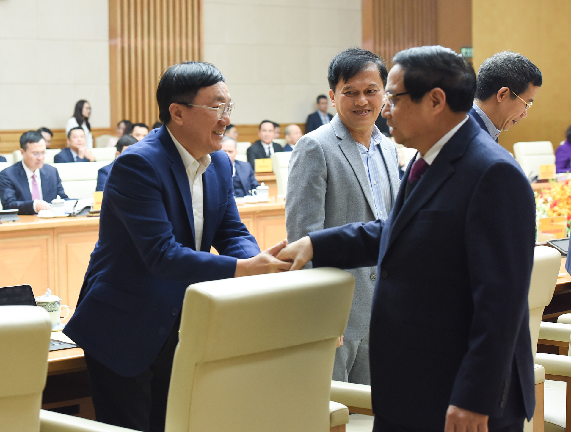 Thủ tướng Phạm Minh Chính với lãnh đạo các ngân hàng thương mại.