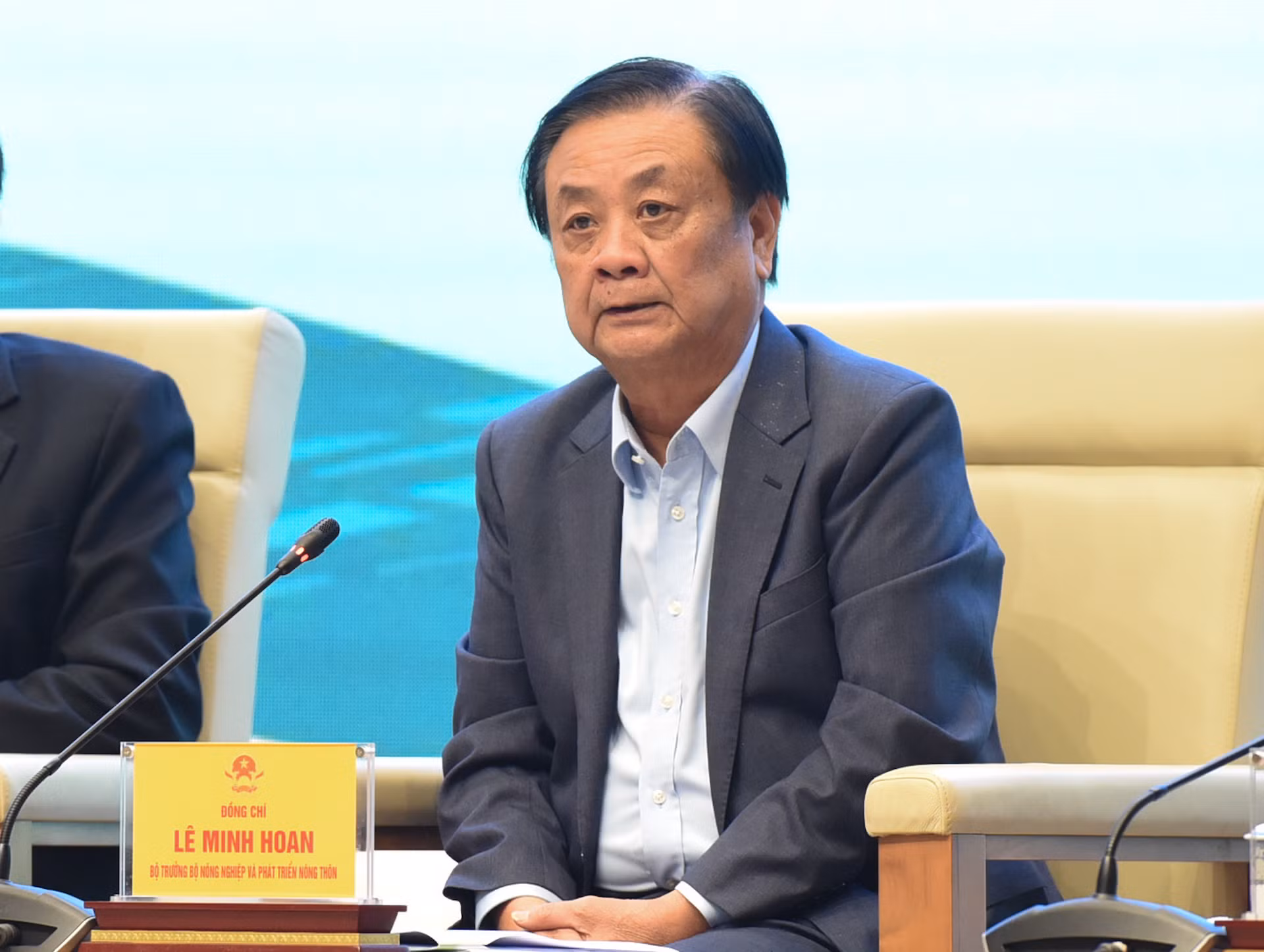 Bộ trưởng Nông nghiệp và Phát triển nông thôn Lê Minh Hoan trả lời câu hỏi của các đại biểu.