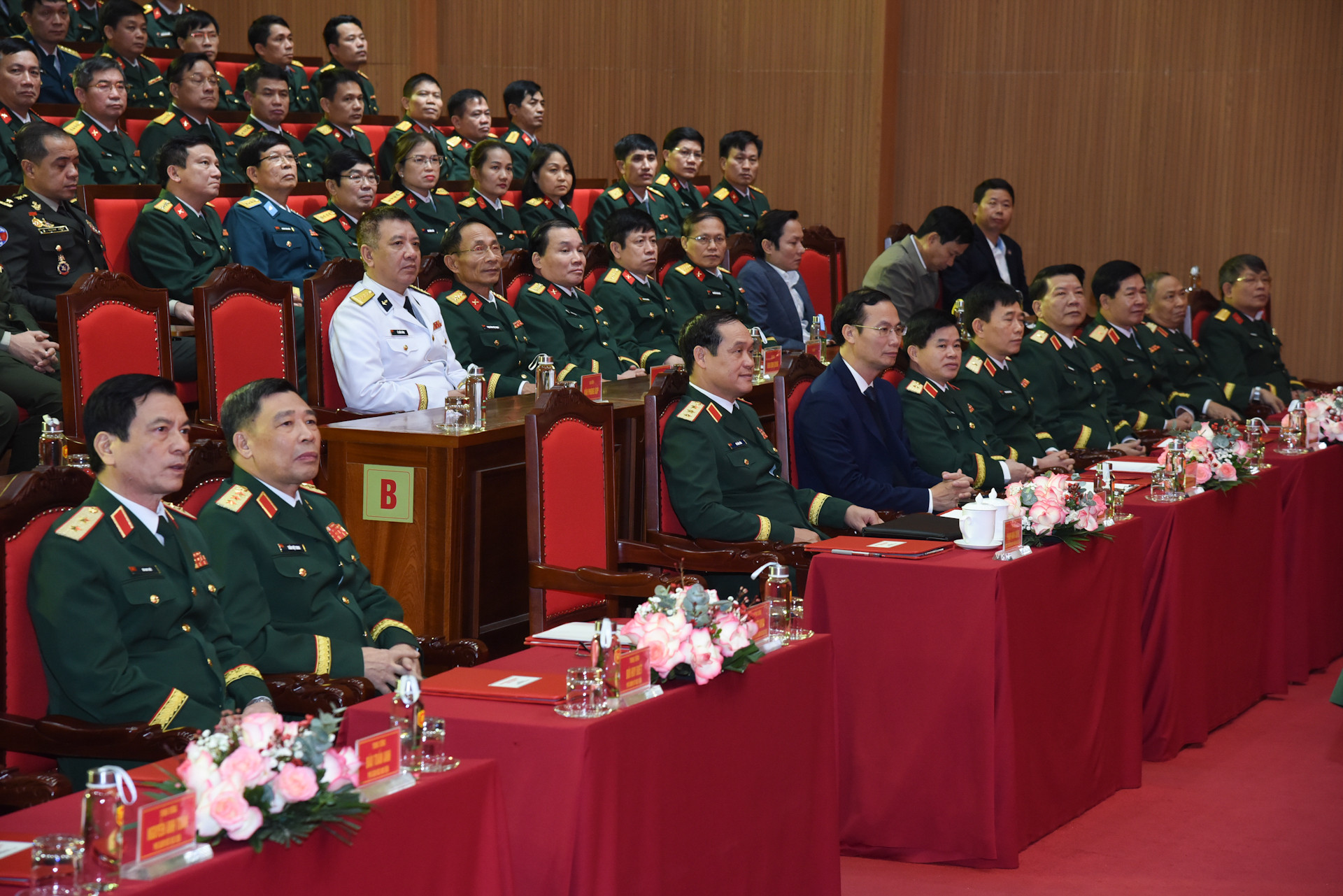 Các tướng lĩnh, sĩ quan và học viên Học viện Quốc phòng tại buổi gặp.