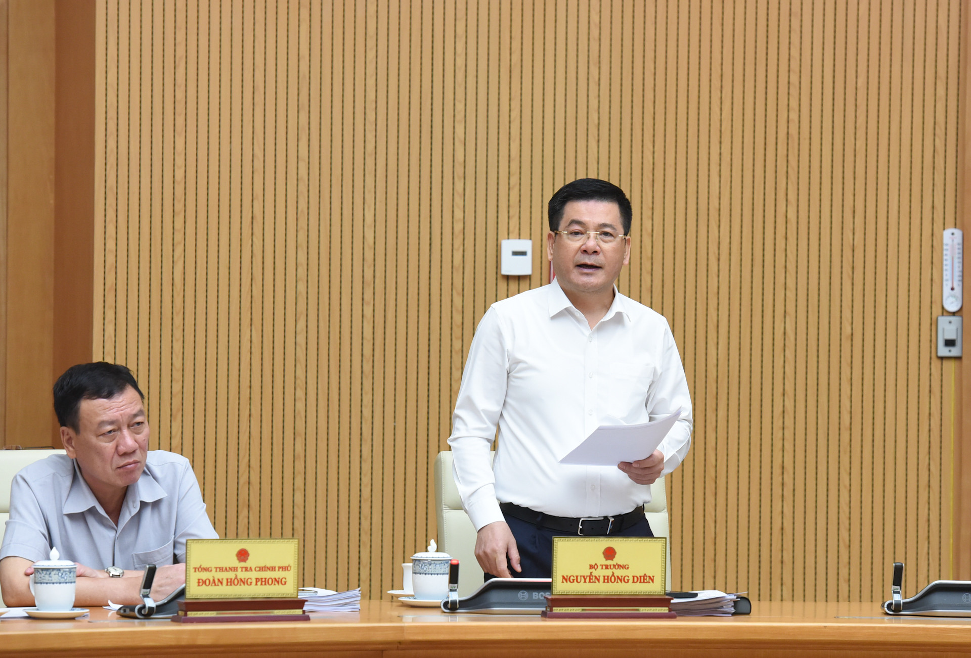 Bộ trưởng Công thương Nguyễn Hồng Diên phát biểu tại phiên họp.