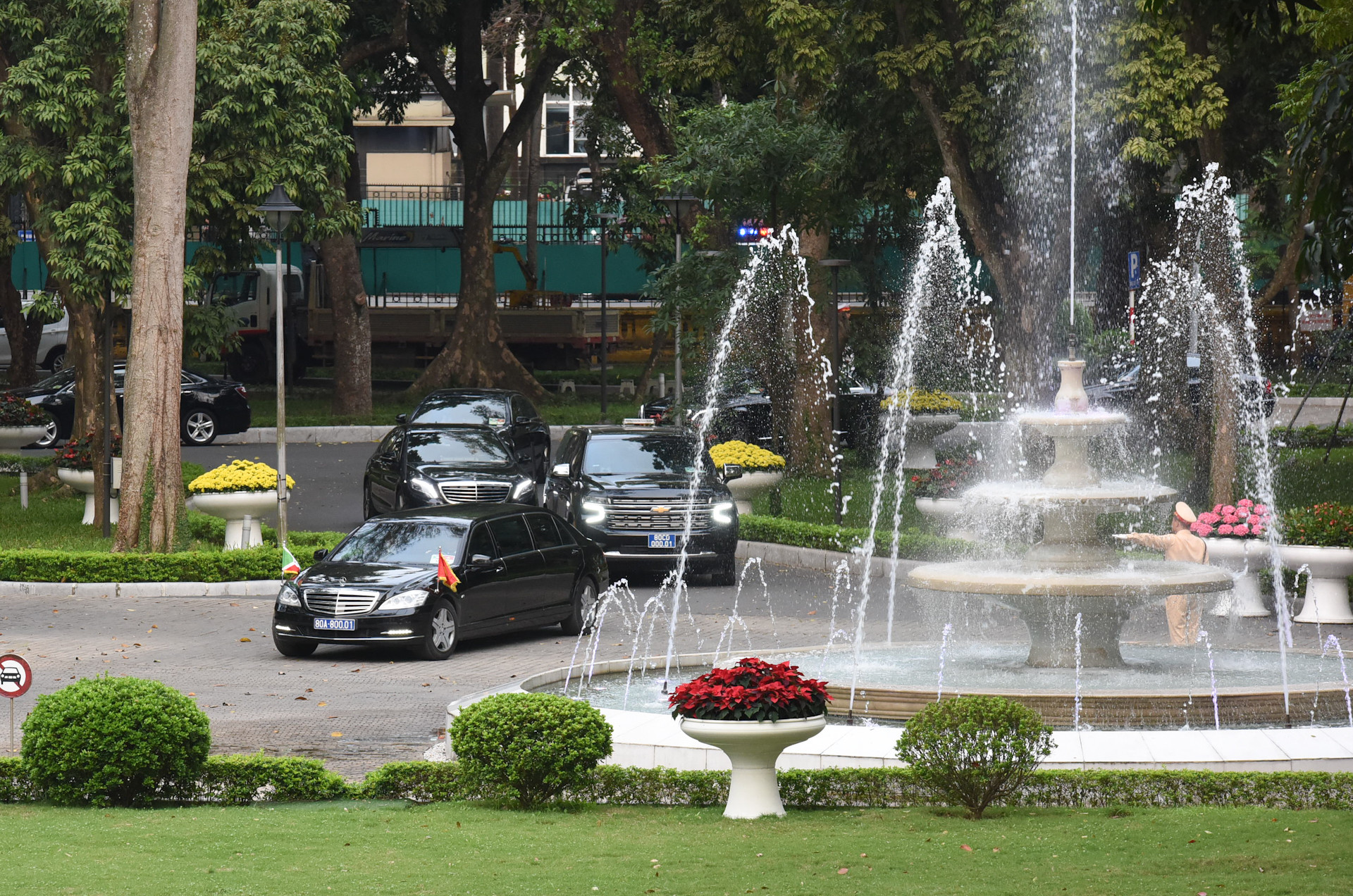 Đoàn xe đưa Tổng thống nước Cộng hòa Burundi Evariste Ndayishimiye đến Văn phòng Chính phủ.