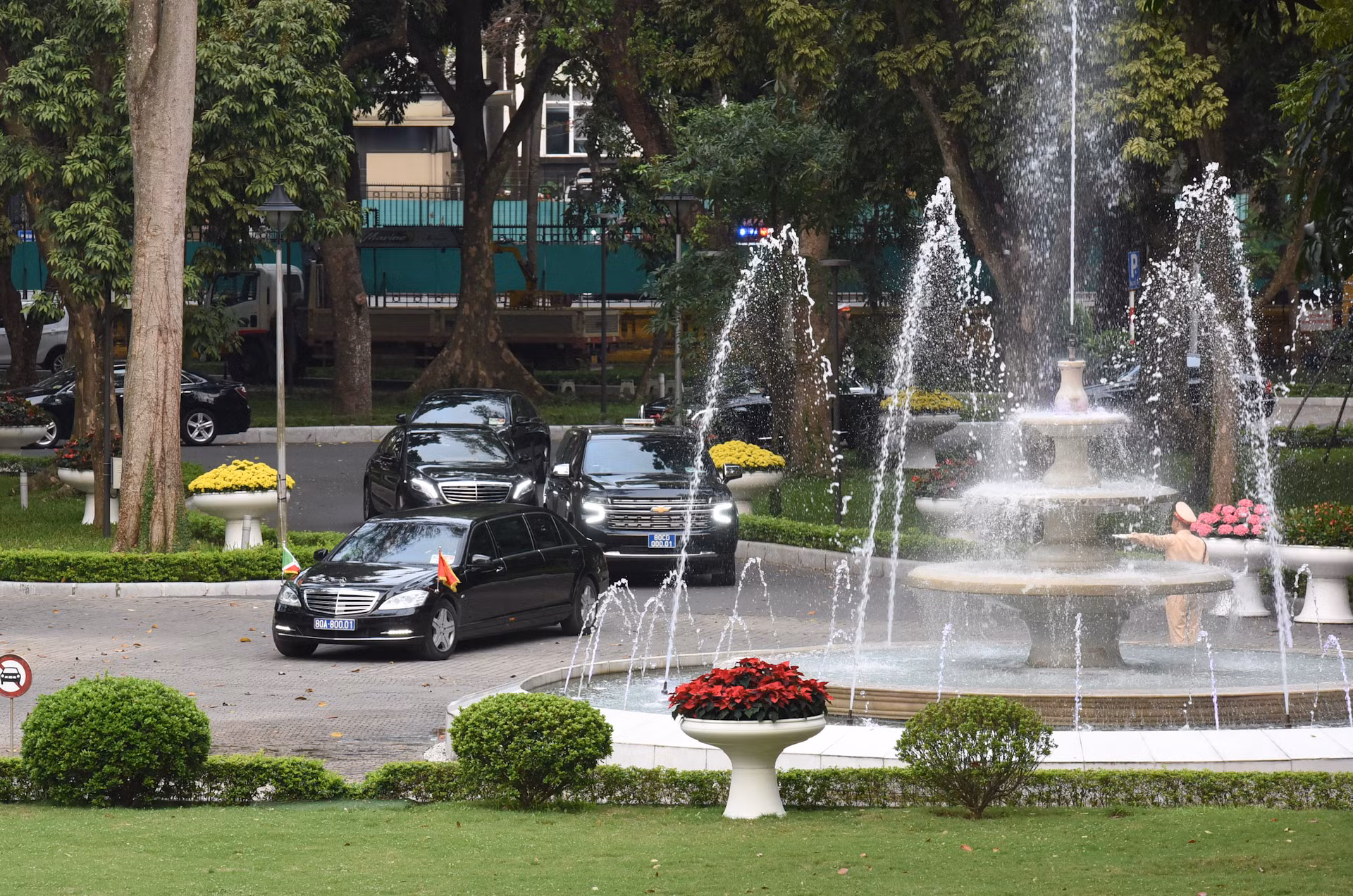 Đoàn xe đưa Tổng thống nước Cộng hòa Burundi Evariste Ndayishimiye đến Văn phòng Chính phủ.