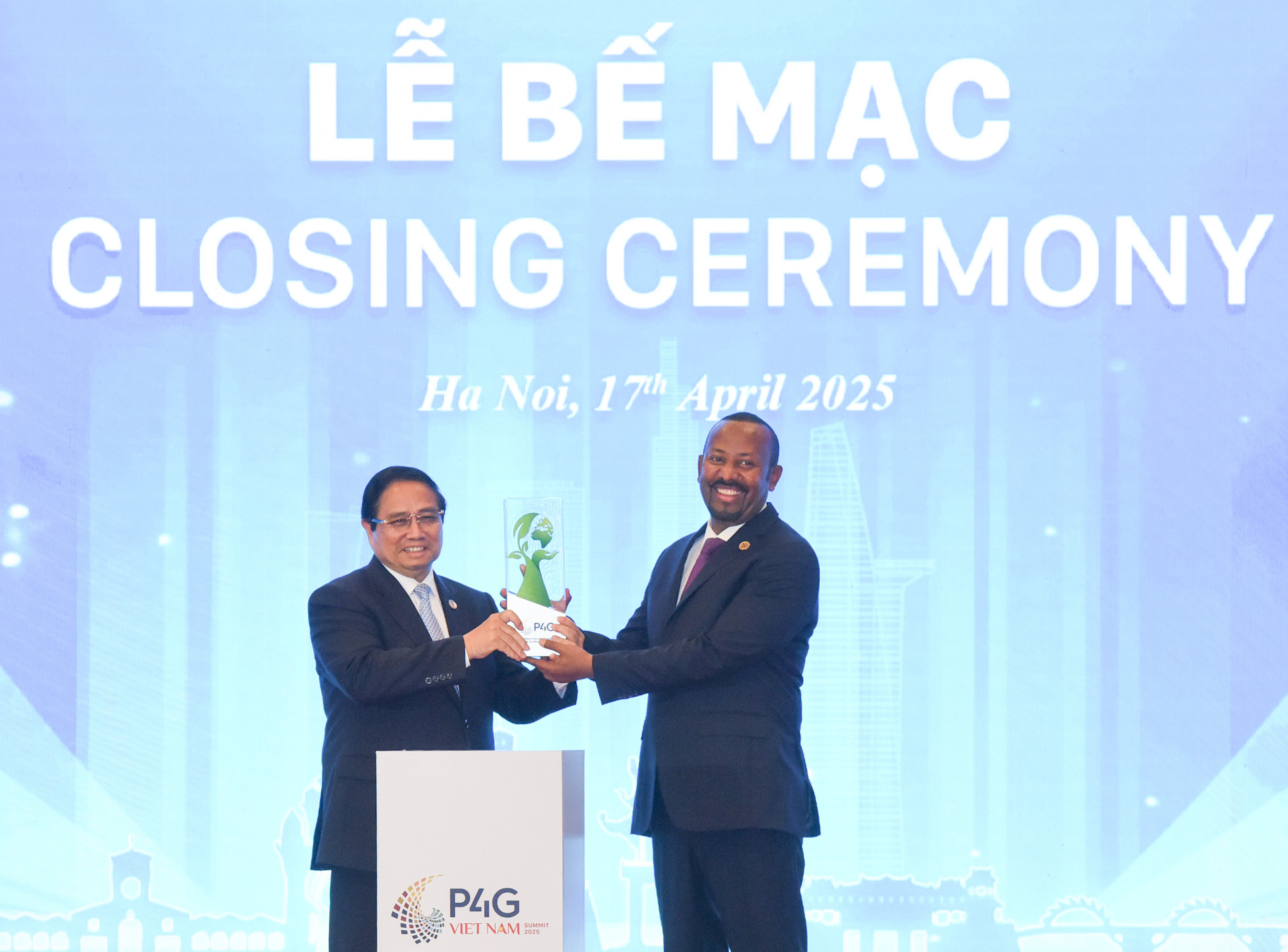 Thủ tướng Phạm Minh Chính và Thủ tướng Ethiopia Abiy Ahmed Ali thực hiện nghi lễ chuyển giao vai trò chủ nhà Hội nghị thượng đỉnh P4G lần thứ 5 (năm 2027) cho Ethiopia.