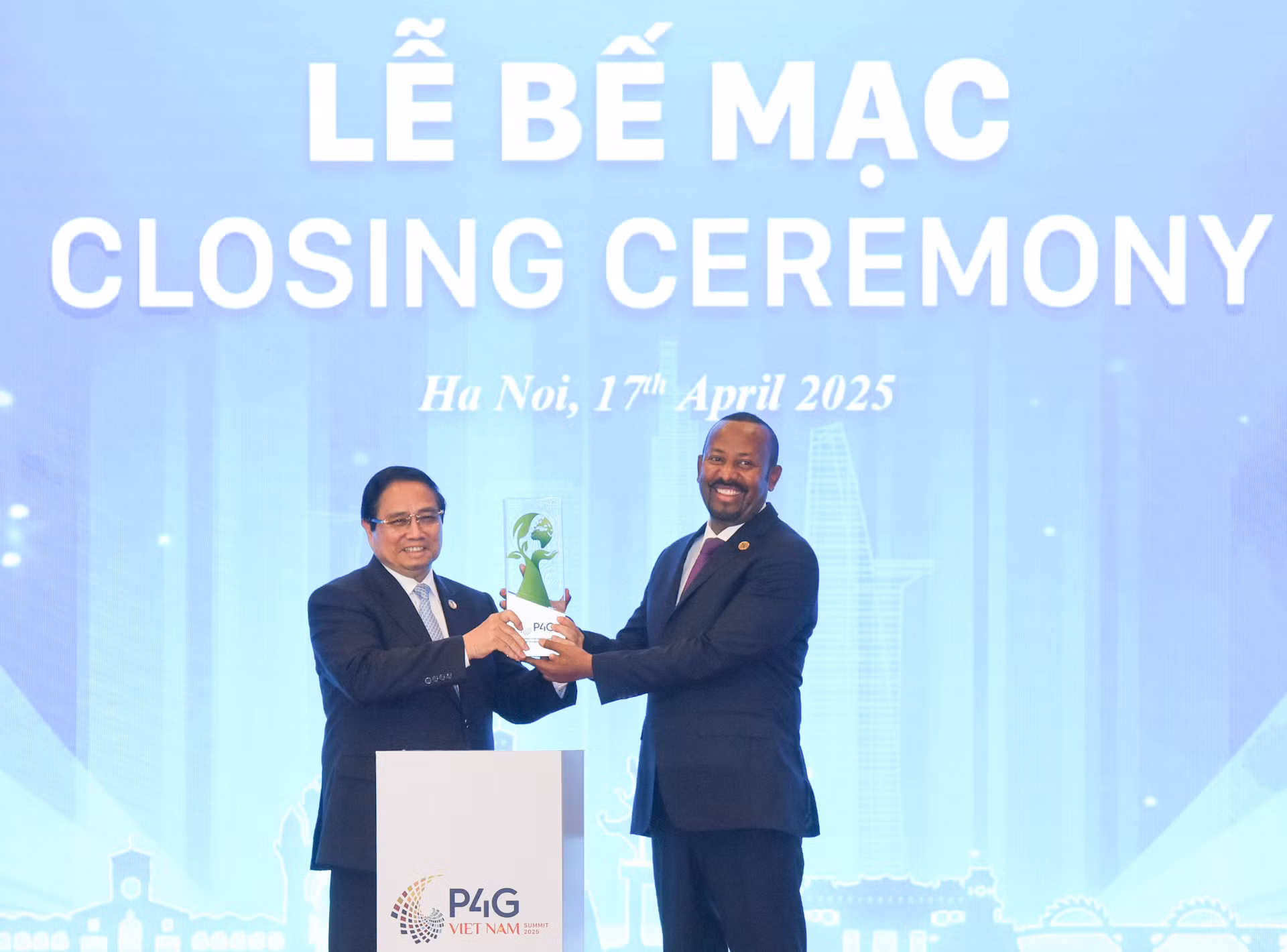 Thủ tướng Phạm Minh Chính và Thủ tướng Ethiopia Abiy Ahmed Ali thực hiện nghi lễ chuyển giao vai trò chủ nhà Hội nghị thượng đỉnh P4G lần thứ 5 (năm 2027) cho Ethiopia.