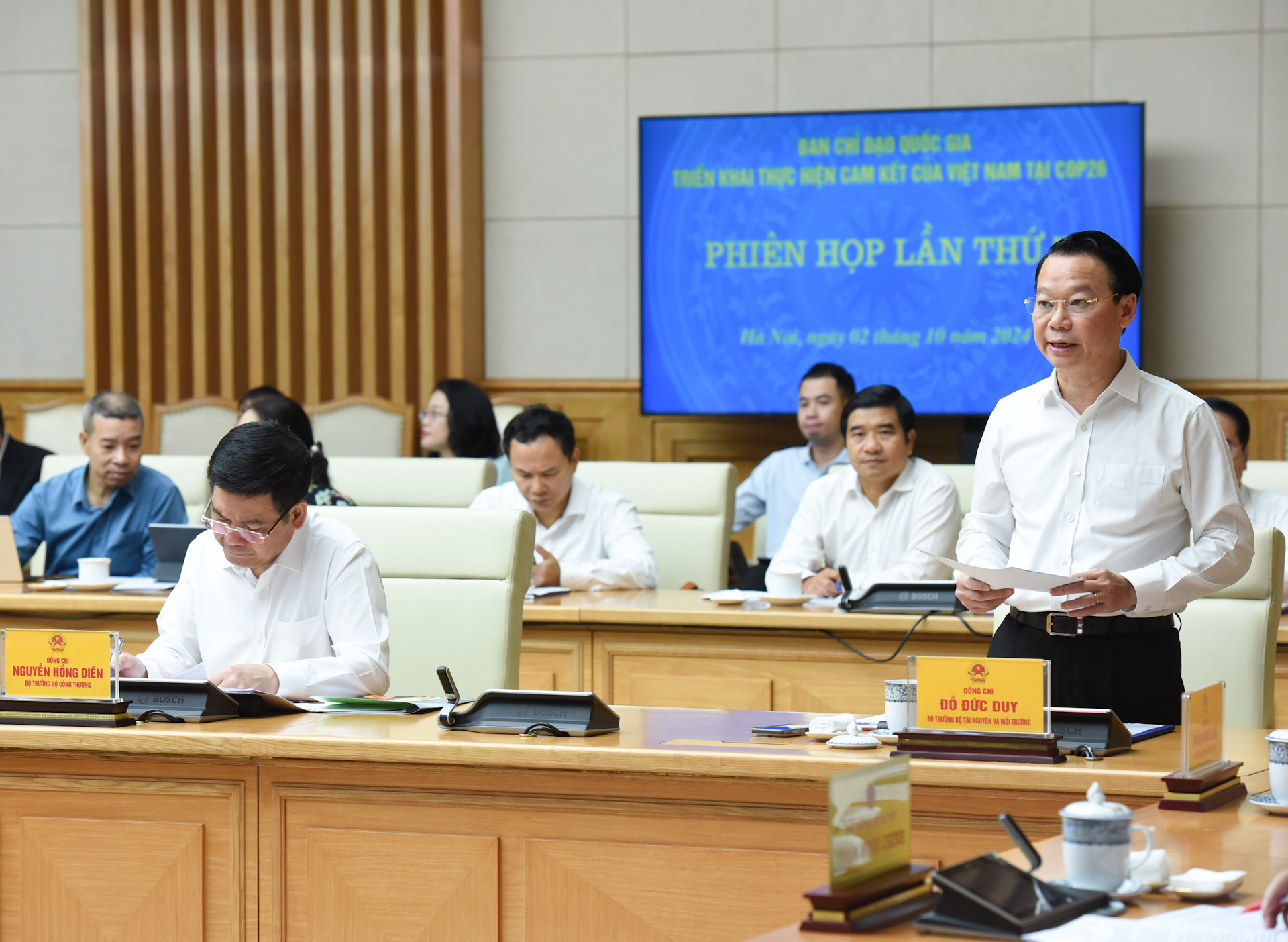 Bộ trưởng Tài nguyên và Môi trường Đỗ Đức Duy báo cáo tại Phiên họp.