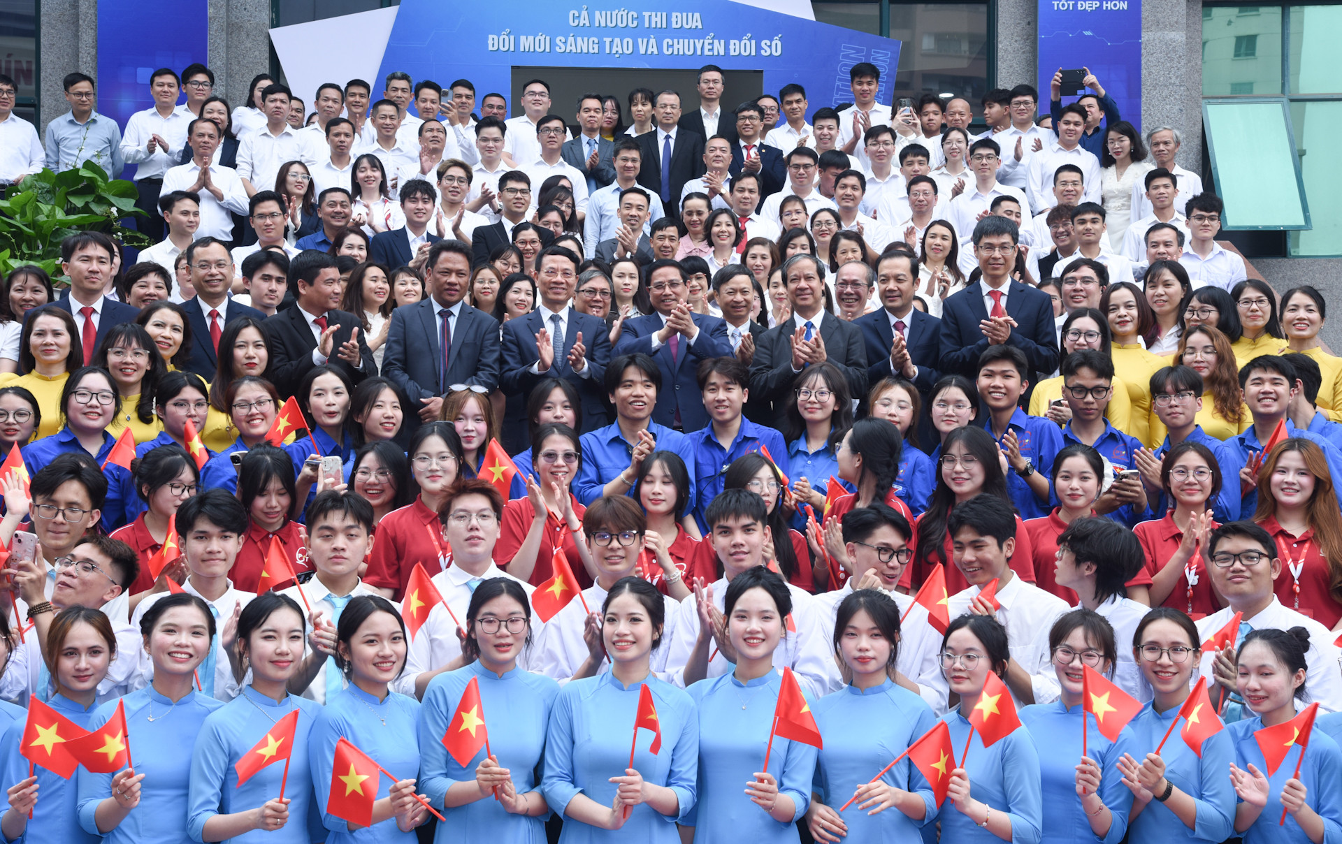 Thủ tướng Phạm Minh Chính với lãnh đạo và sinh viên Học viện Công nghệ Bưu chính Viễn thông.