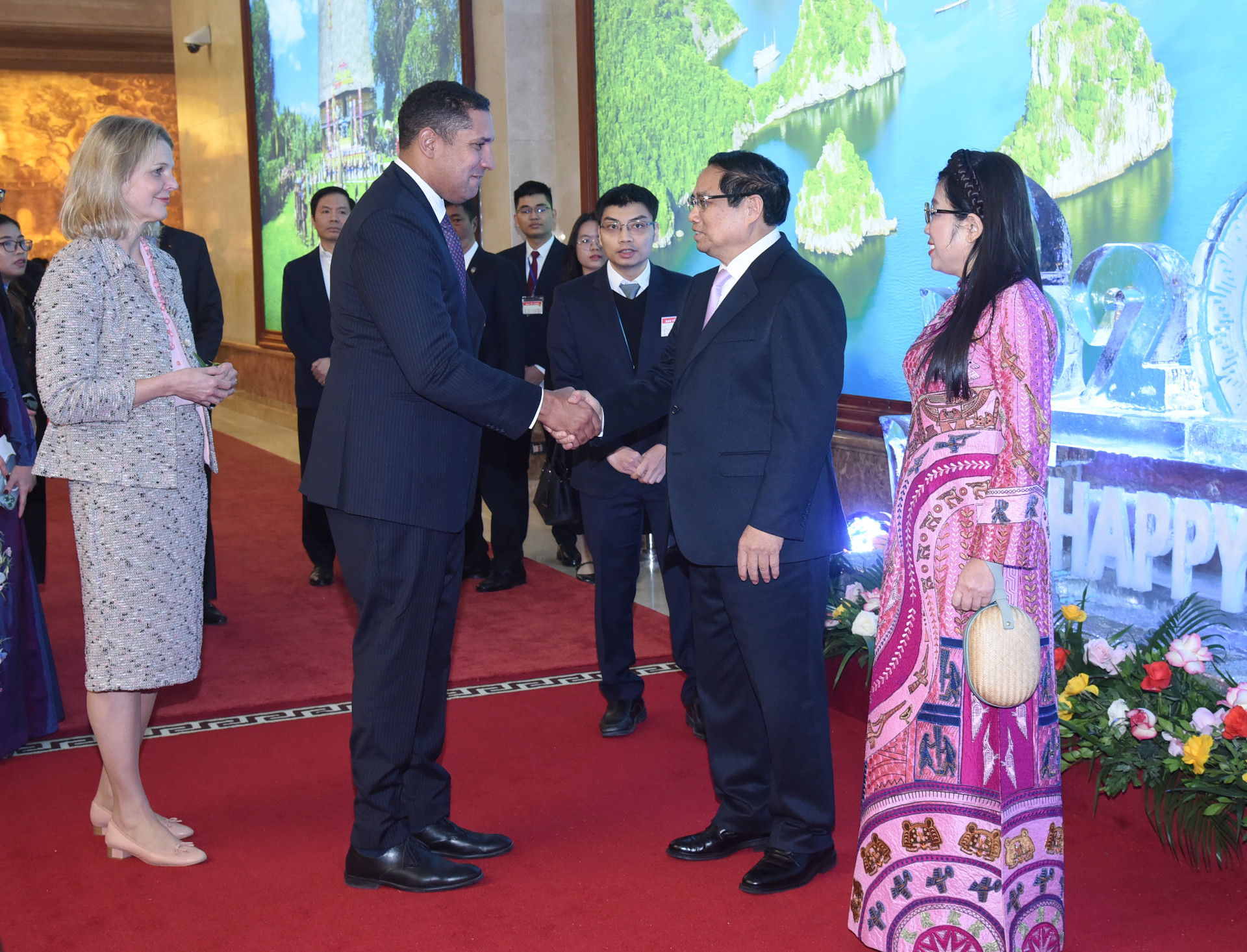 Thủ tướng Phạm Minh Chính và Phu nhân đón các Đại sứ, Trưởng đại diện các tổ chức quốc tế.