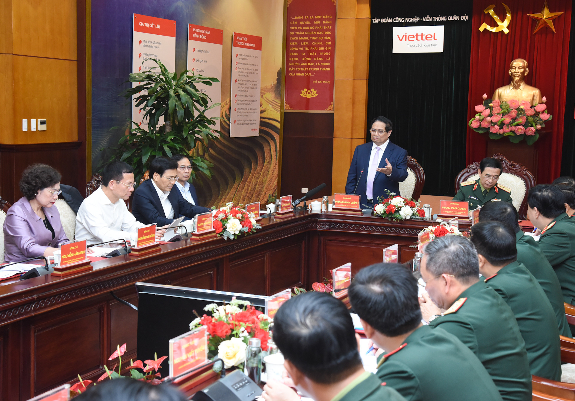 Quang cảnh buổi làm việc.