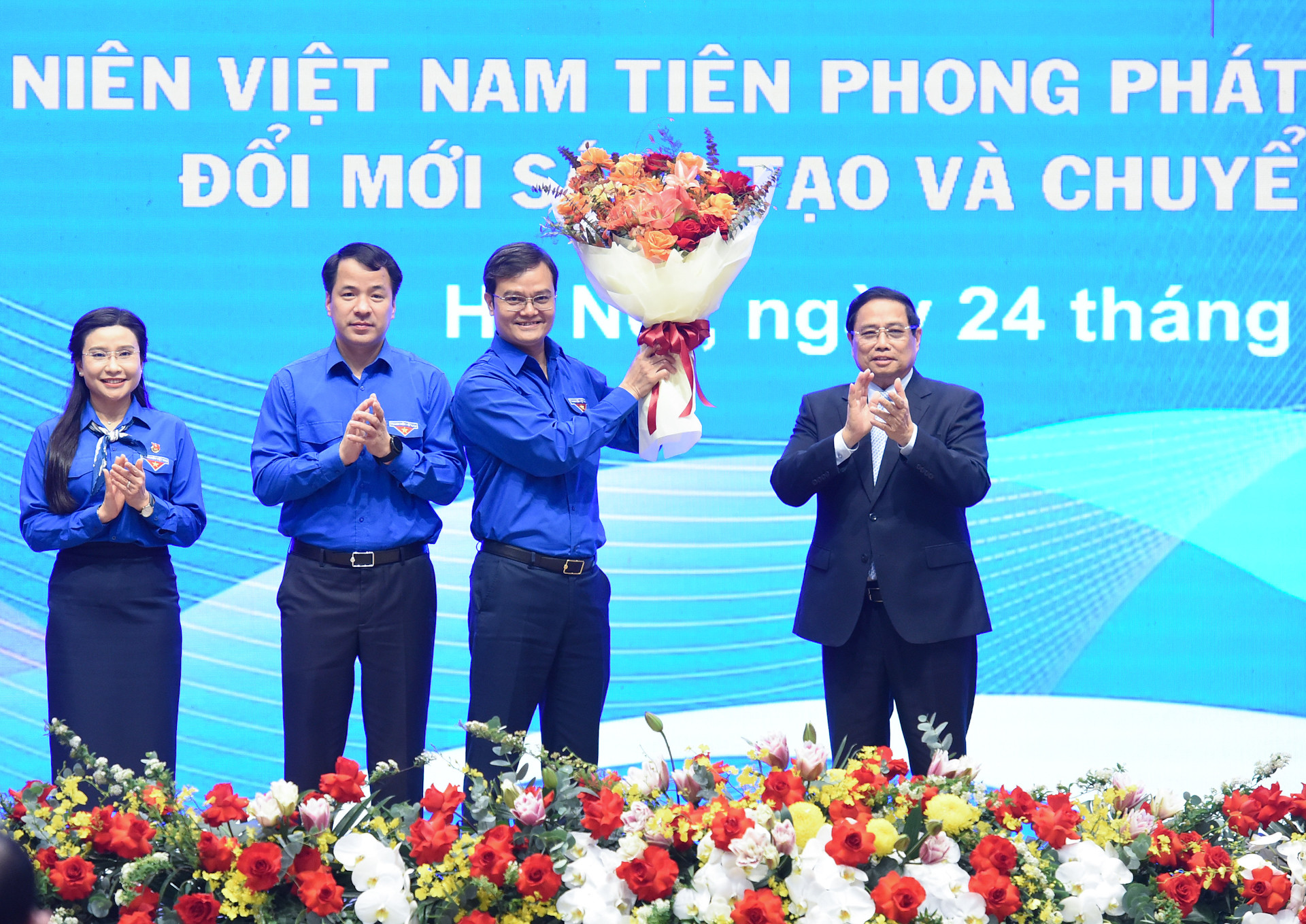 Thủ tướng Phạm Minh Chính tặng hoa chúc mừng Ban Bí thư Trung ương Đoàn. Thủ tướng Phạm Minh Chính tặng hoa chúc mừng Ban Bí thư Trung ương Đoàn.