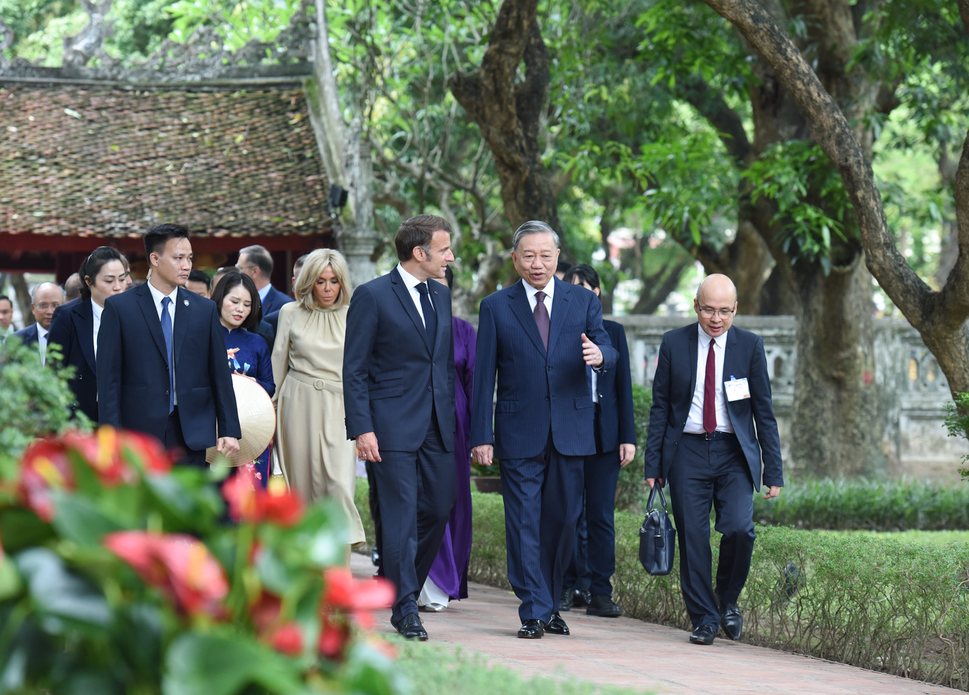 Tổng Bí thư Tô Lâm và Phu nhân Ngô Phương Ly cùng Tổng thống Pháp Emmanuel Macron và Phu nhân Brigitte Macron nghe giới thiệu về Khuê Văn Các - một trong những công trình kiến trúc cổ truyền được coi như là cụm di tích tiêu biểu của Hà Nội.
