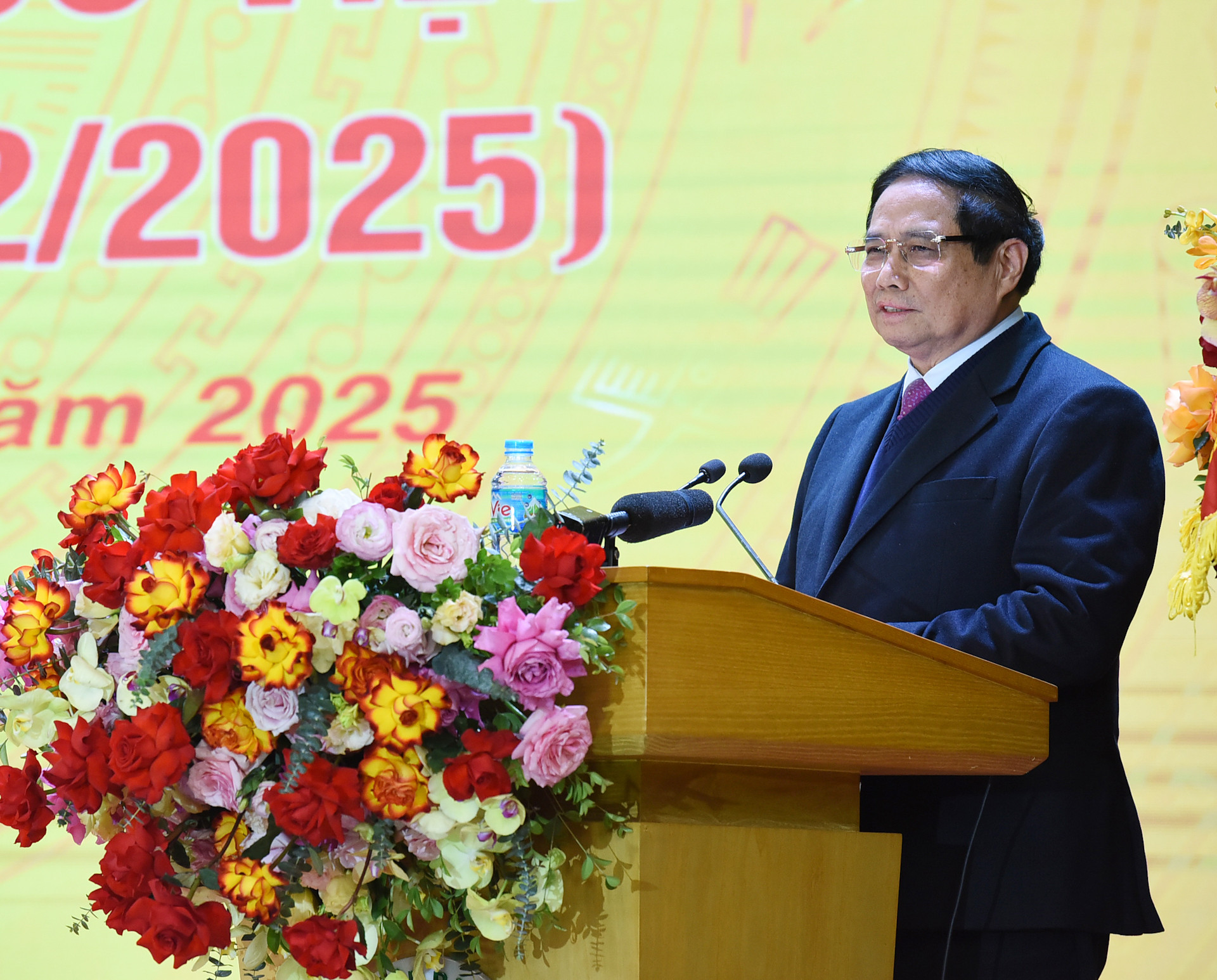 Thủ tướng Phạm Minh Chính chúc mừng đội ngũ bác sĩ, y sĩ, nhân viên y tế Bệnh viện Bạch Mai.