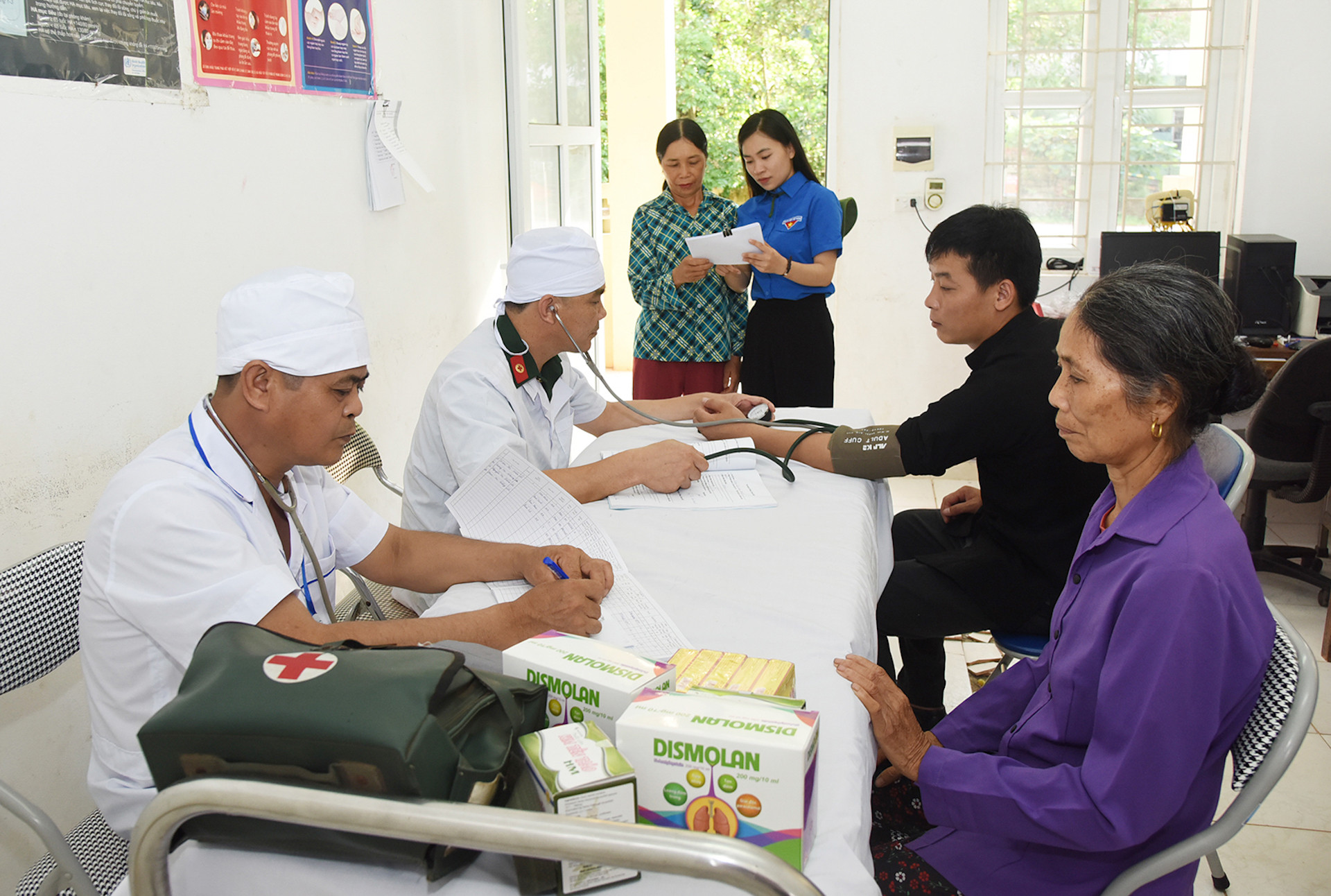 Bác sĩ trạm y tế xã Kiên Mộc, huyện Đình Lập, tỉnh Lạng Sơn cùng đội ngũ y bác sĩ Nông Lâm trường 461, đoàn 338 khám chữa bệnh cho người dân địa phương.