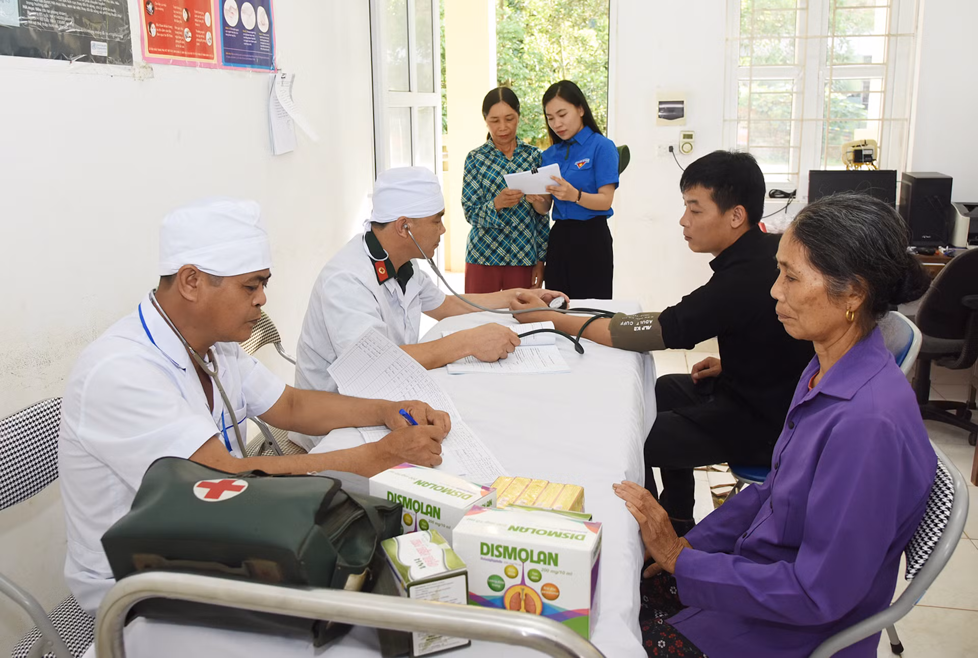 Bác sĩ trạm y tế xã Kiên Mộc, huyện Đình Lập, tỉnh Lạng Sơn cùng đội ngũ y bác sĩ Nông Lâm trường 461, đoàn 338 khám chữa bệnh cho người dân địa phương.