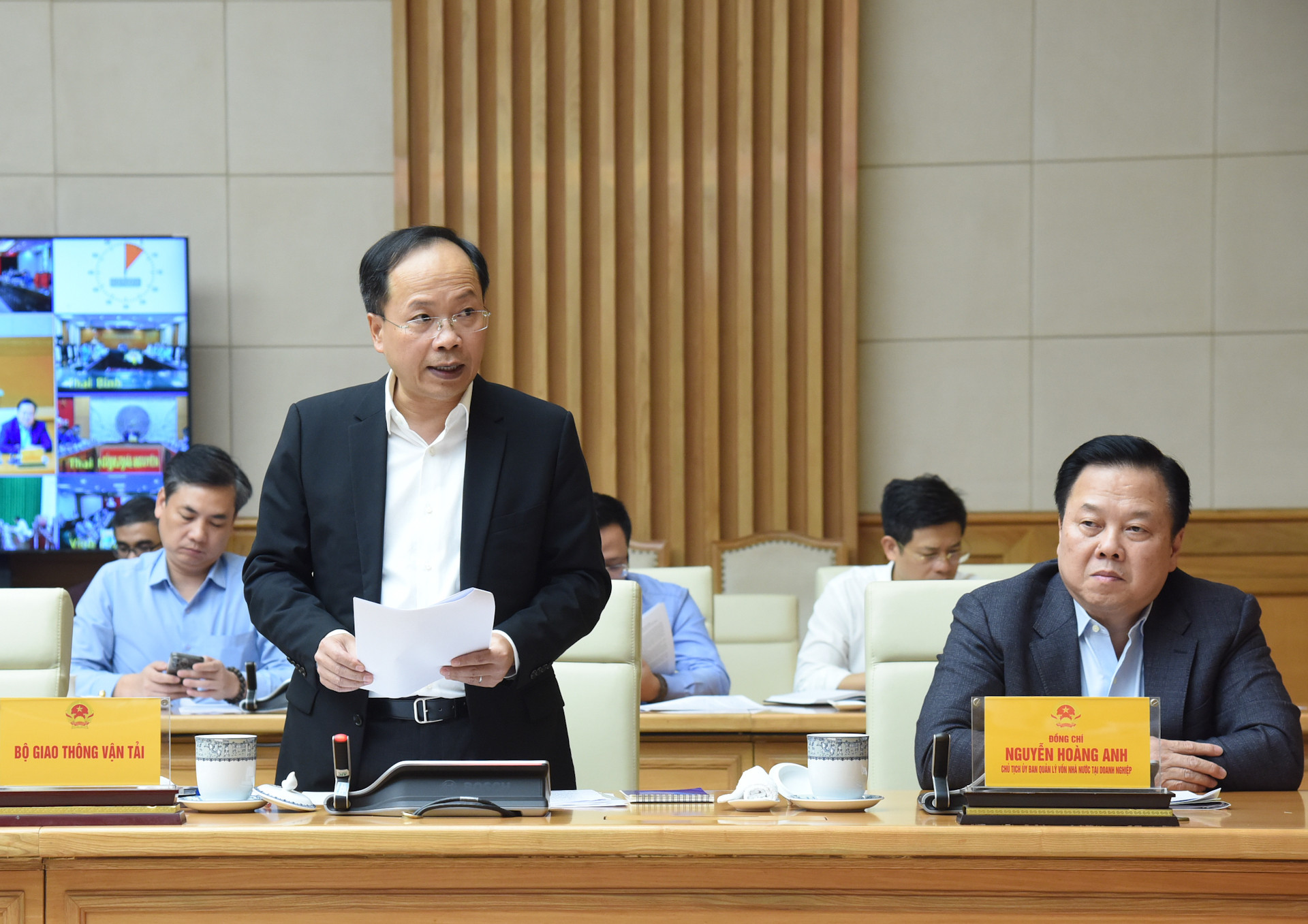 Đại diện Bộ Giao thông vận tải báo cáo tại phiên họp. Đại diện Bộ Giao thông vận tải báo cáo tại phiên họp.