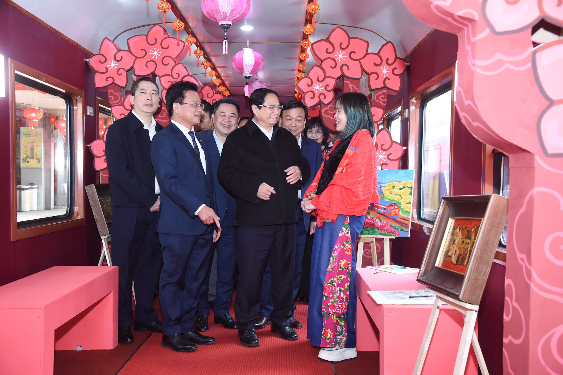 Thủ tướng Phạm Minh Chính kiểm tra chất lượng phục vụ hành khách trên tuyến đường sắt du lịch cao cấp.