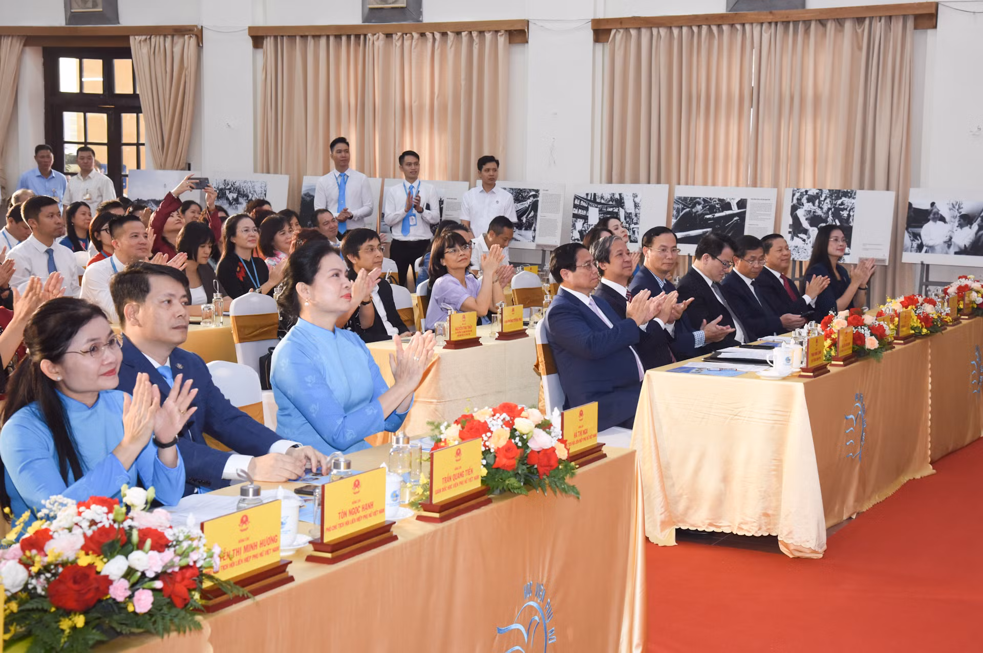 Thủ tướng Phạm Minh Chính và các đại biểu tham dự buổi gặp giảng viên, sinh viên Học viện Phụ nữ Việt Nam.