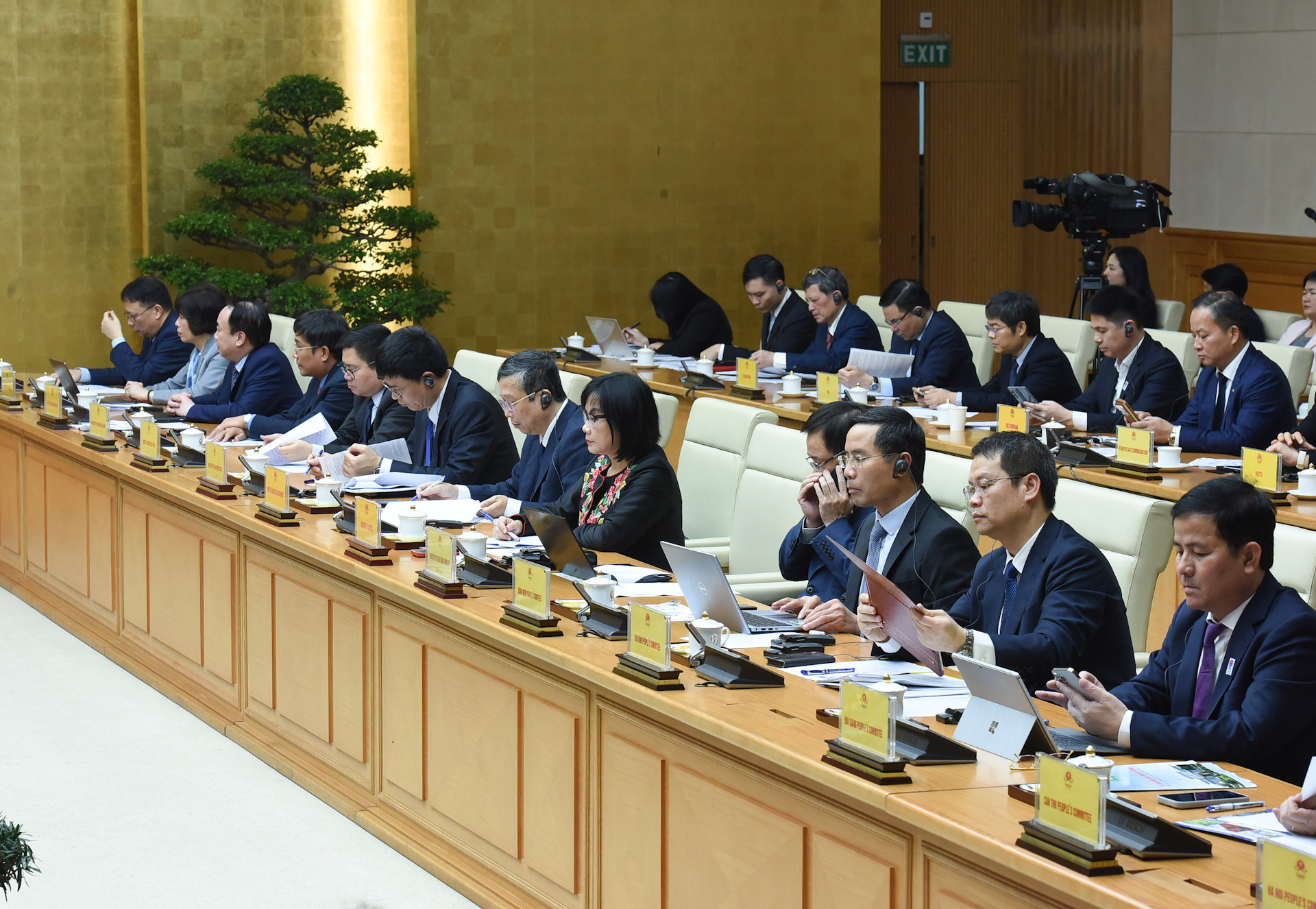 Đại diện lãnh đạo các bộ, ban, ngành và doanh nghiệp Việt Nam tham dự tọa đàm.