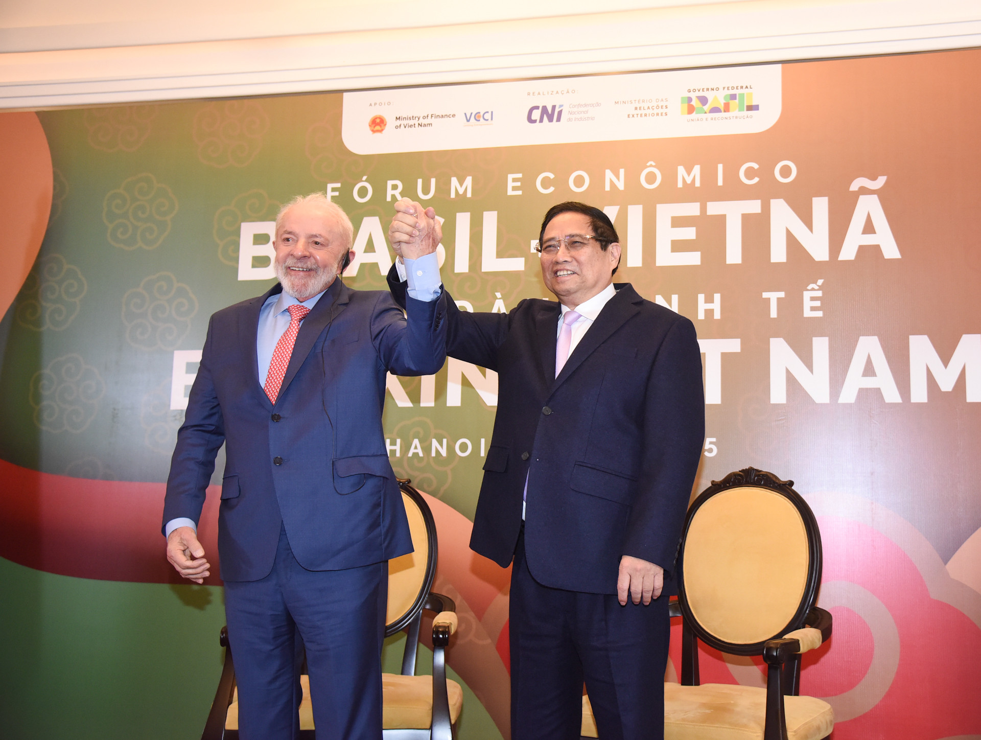 Thủ tướng Phạm Minh Chính và Tổng thống Brazil Luiz Inácio Lula da Silva tại Diễn đàn.