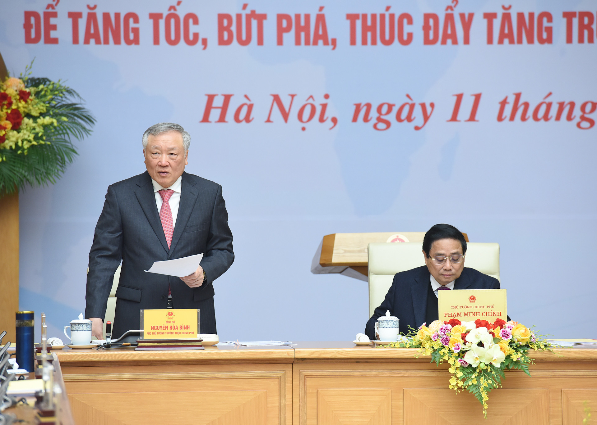 Phó Thủ tướng Thường trực Nguyễn Hoà Bình điều hành hội nghị.