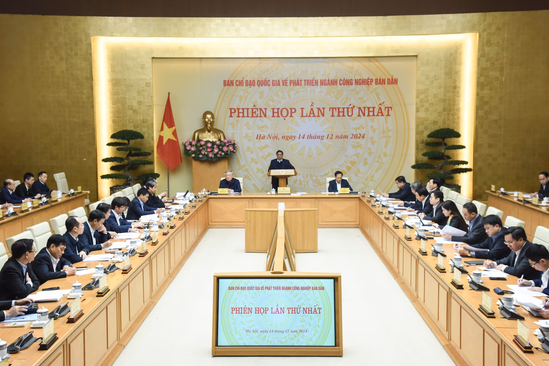 Thủ tướng chủ trì phiên họp Ban Chỉ đạo quốc gia về phát triển ngành công nghiệp bán dẫn. Thủ tướng chủ trì phiên họp Ban Chỉ đạo quốc gia về phát triển ngành công nghiệp bán dẫn.