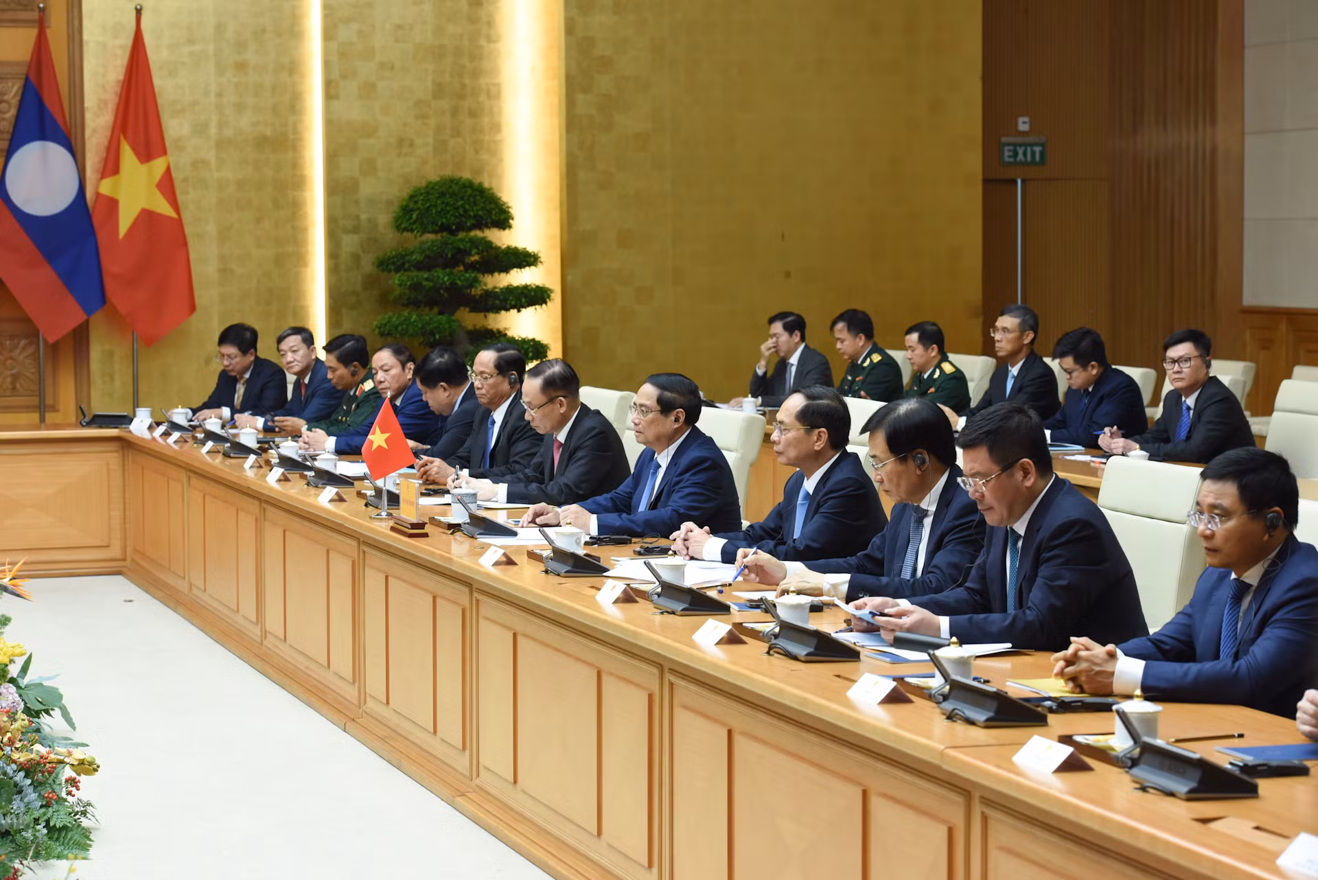 Thủ tướng Phạm Minh Chính và các thành viên Chính phủ Việt Nam hội kiến Tổng Bí thư, Chủ tịch nước Lào Thongloun Sisoulith.