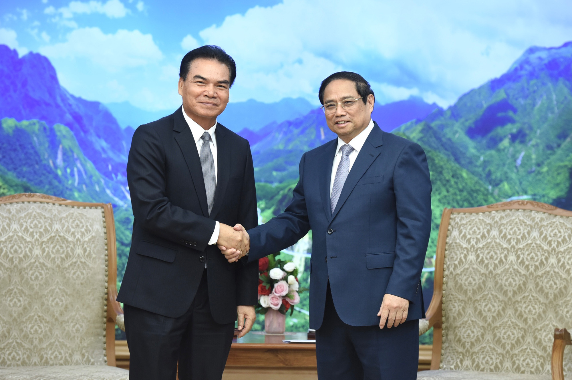 Thủ tướng Phạm Minh Chính đón đồng chí Phet Phomphiphak, Bộ trưởng Kế hoạch và Đầu tư Lào, Chủ tịch Ủy ban hợp tác Lào-Việt Nam.