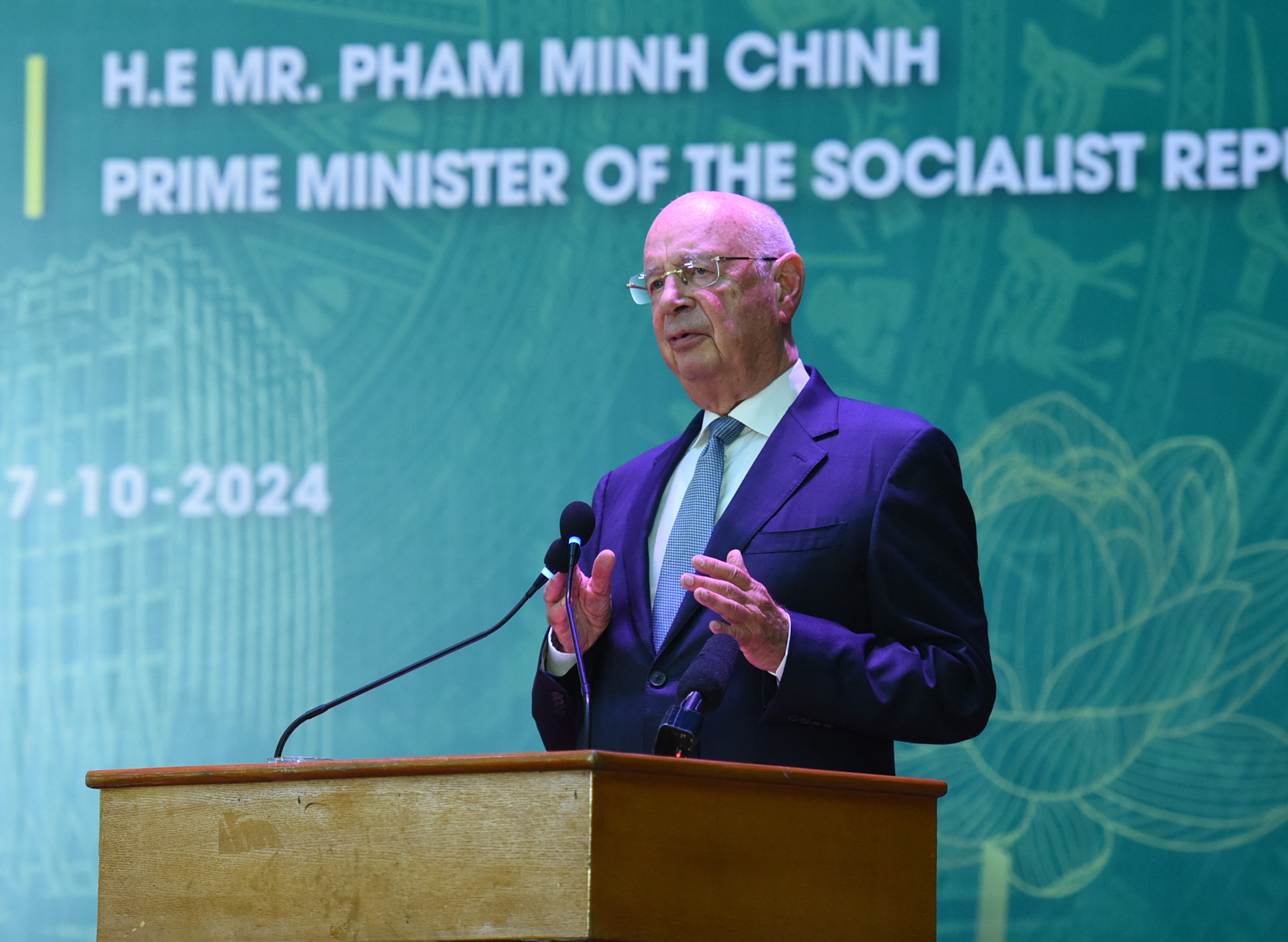 Giáo sư Klaus Schwab chia sẻ bức tranh tổng quan về các lực lượng đang định hình thế giới, với nhiều yếu tố biến đổi và phức tạp hơn, mang lại cả thách thức và cơ hội cho tất cả các quốc gia, trong đó có Việt Nam.