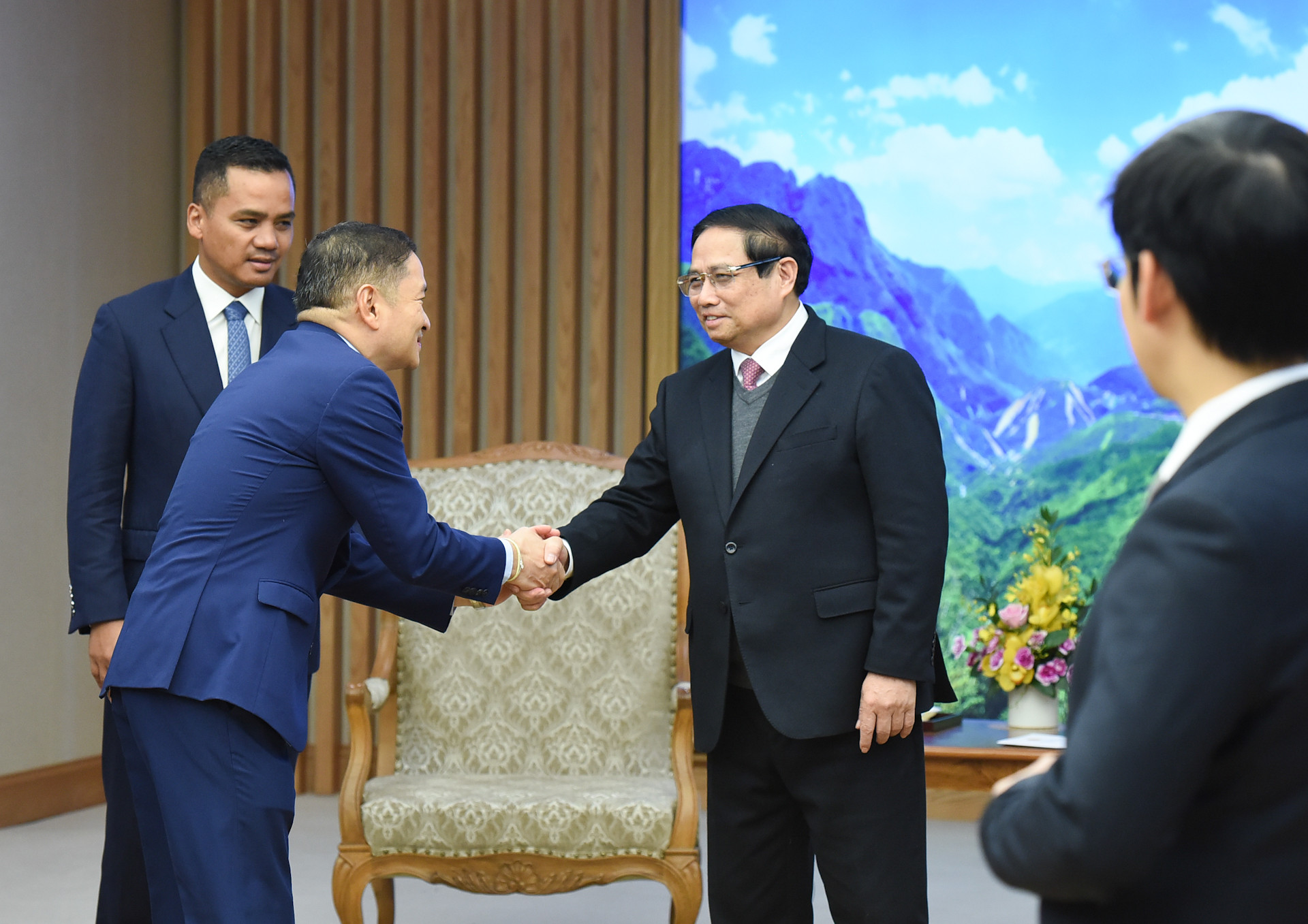 Thủ tướng Phạm Minh Chính đón các thành viên đoàn đi cùng Phó Thủ tướng, Bộ trưởng Nội vụ Vương quốc Campuchia Sar Sokha.