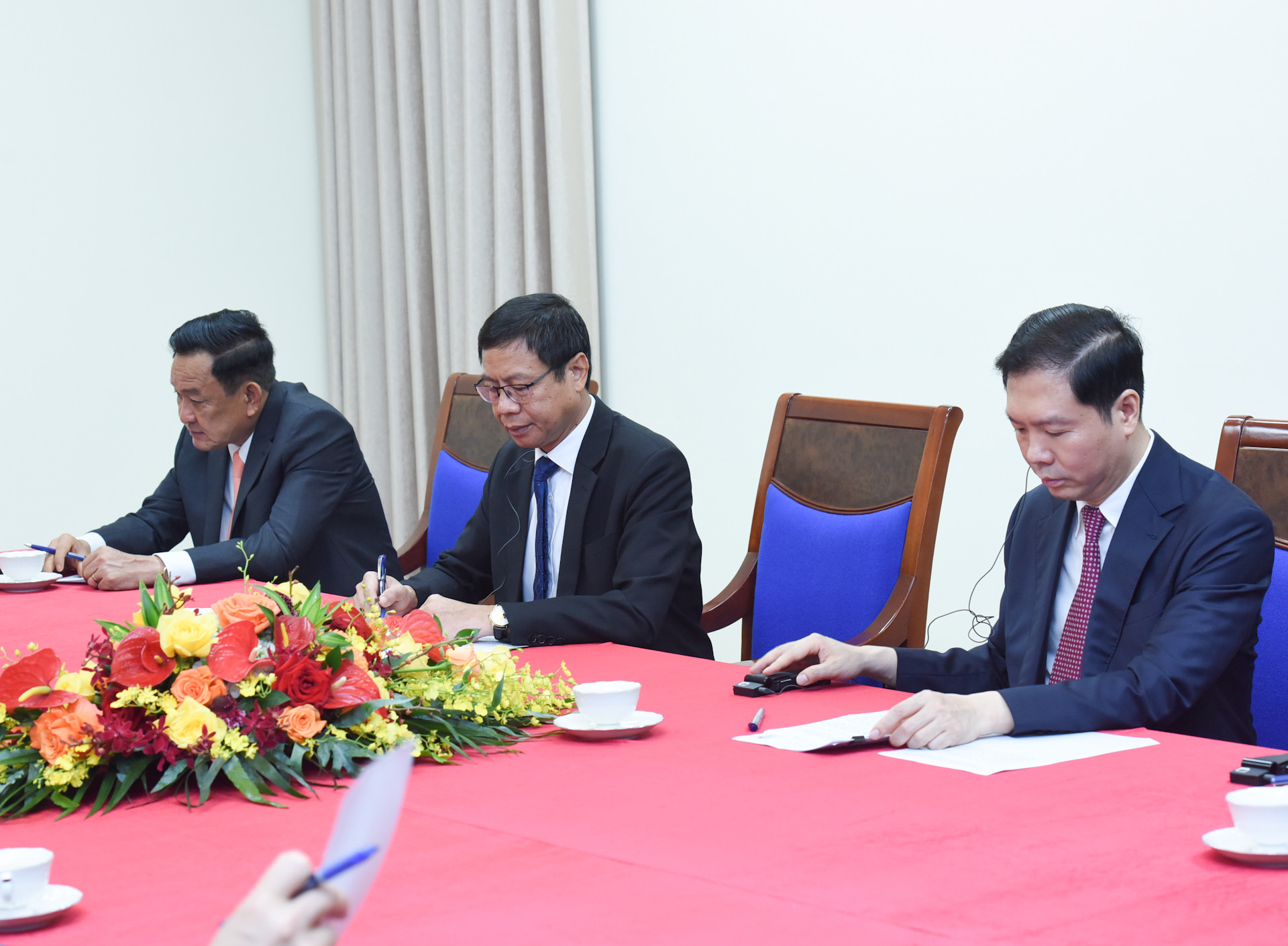 Đại diện lãnh đạo các ban, bộ, ngành tham dự cuộc điện đàm cùng Thủ tướng Phạm Minh Chính.