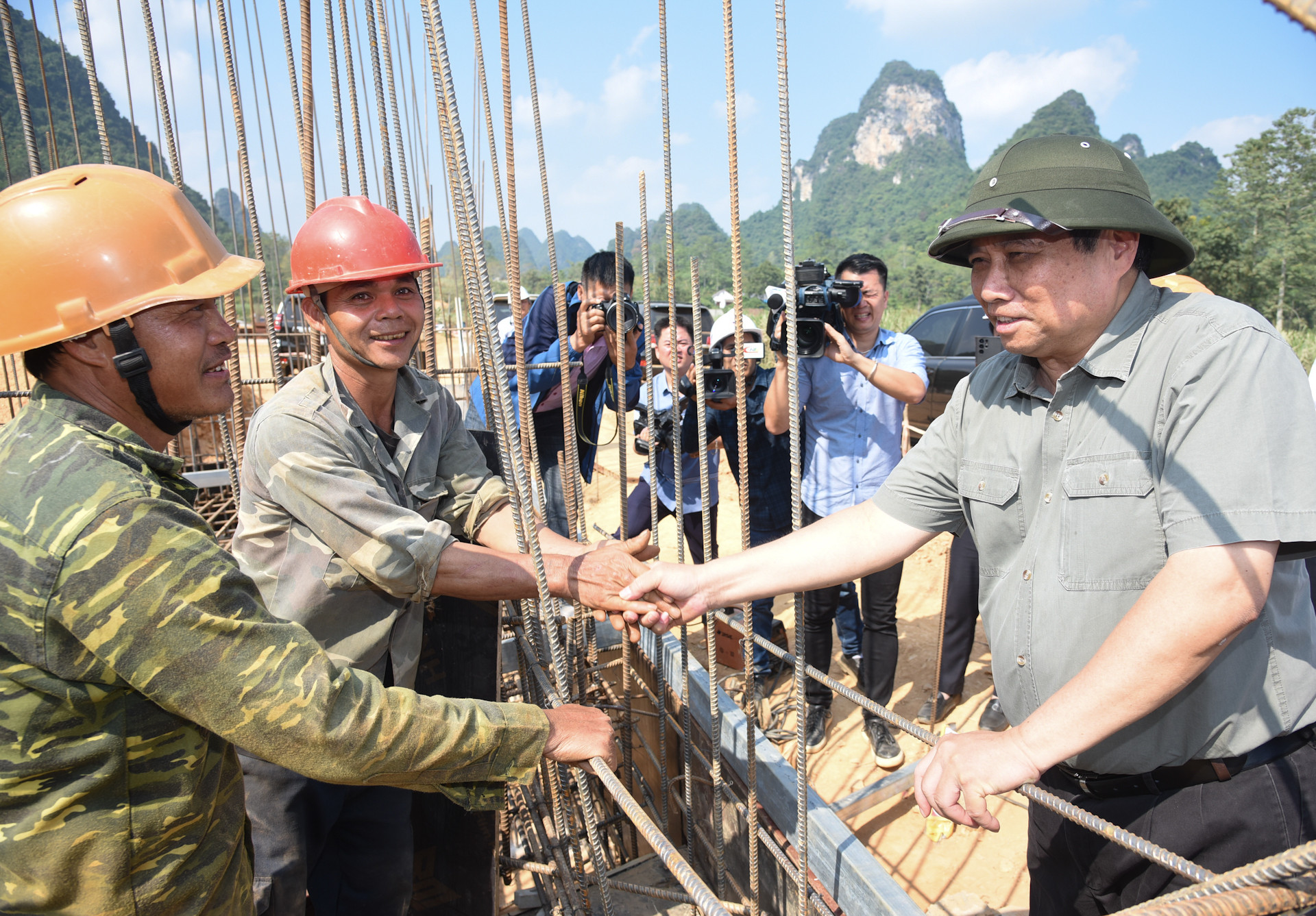 Thủ tướng Phạm Minh Chính động viên công nhân thi công dự án cao tốc Đồng Đăng-Trà Lĩnh. Thủ tướng Phạm Minh Chính động viên công nhân thi công dự án cao tốc Đồng Đăng-Trà Lĩnh.