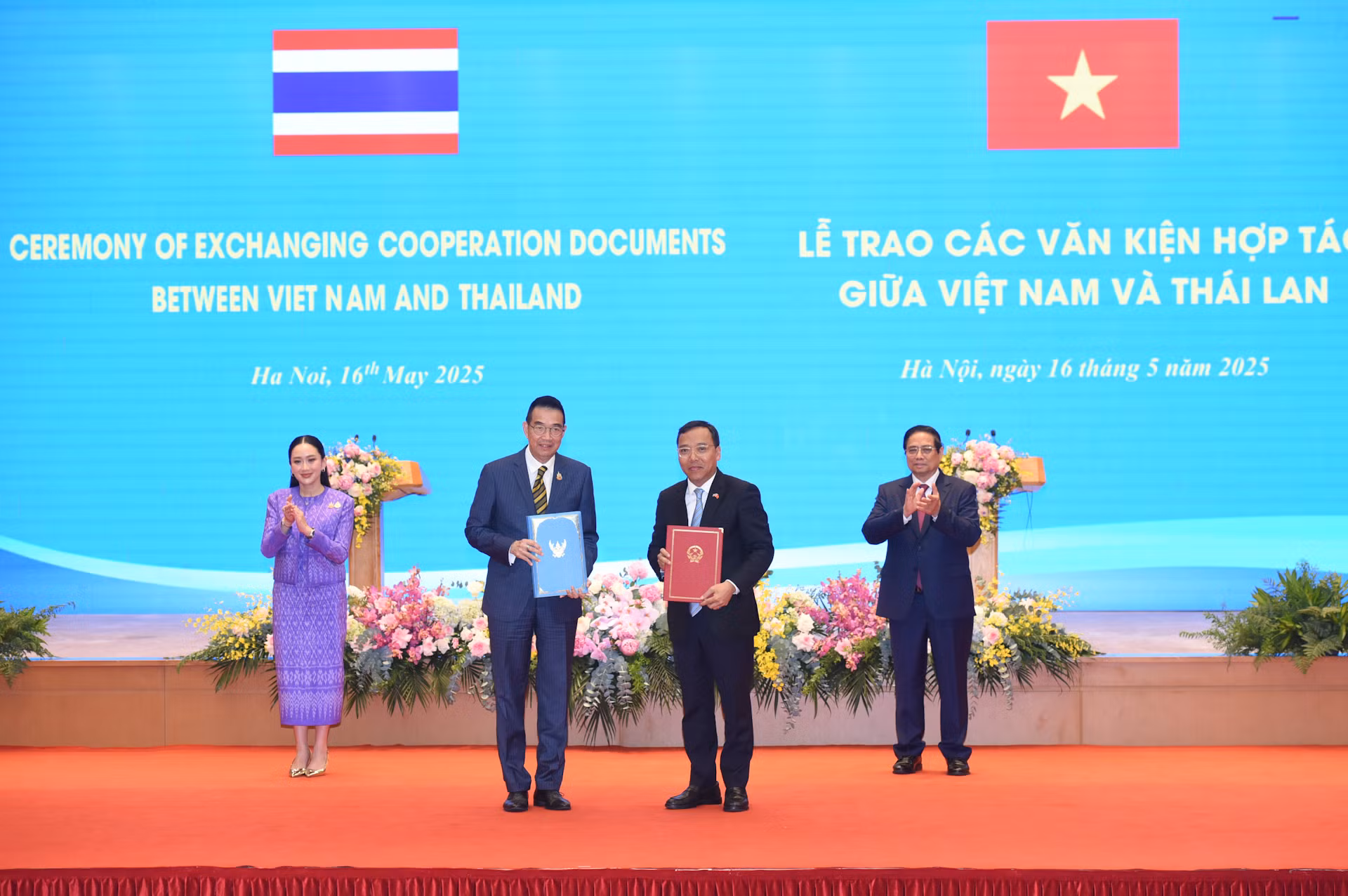 Thủ tướng Phạm Minh Chính và Thủ tướng Vương quốc Thái Lan Paetongtarn Shinawatra chứng kiến Lễ trao Bản ghi nhớ giữa Bộ Công thương nước Cộng hòa xã hội chủ nghĩa Việt Nam và Bộ Thương mại Vương quốc Thái Lan về hợp tác trong lĩnh vực kinh tế và thương mại.