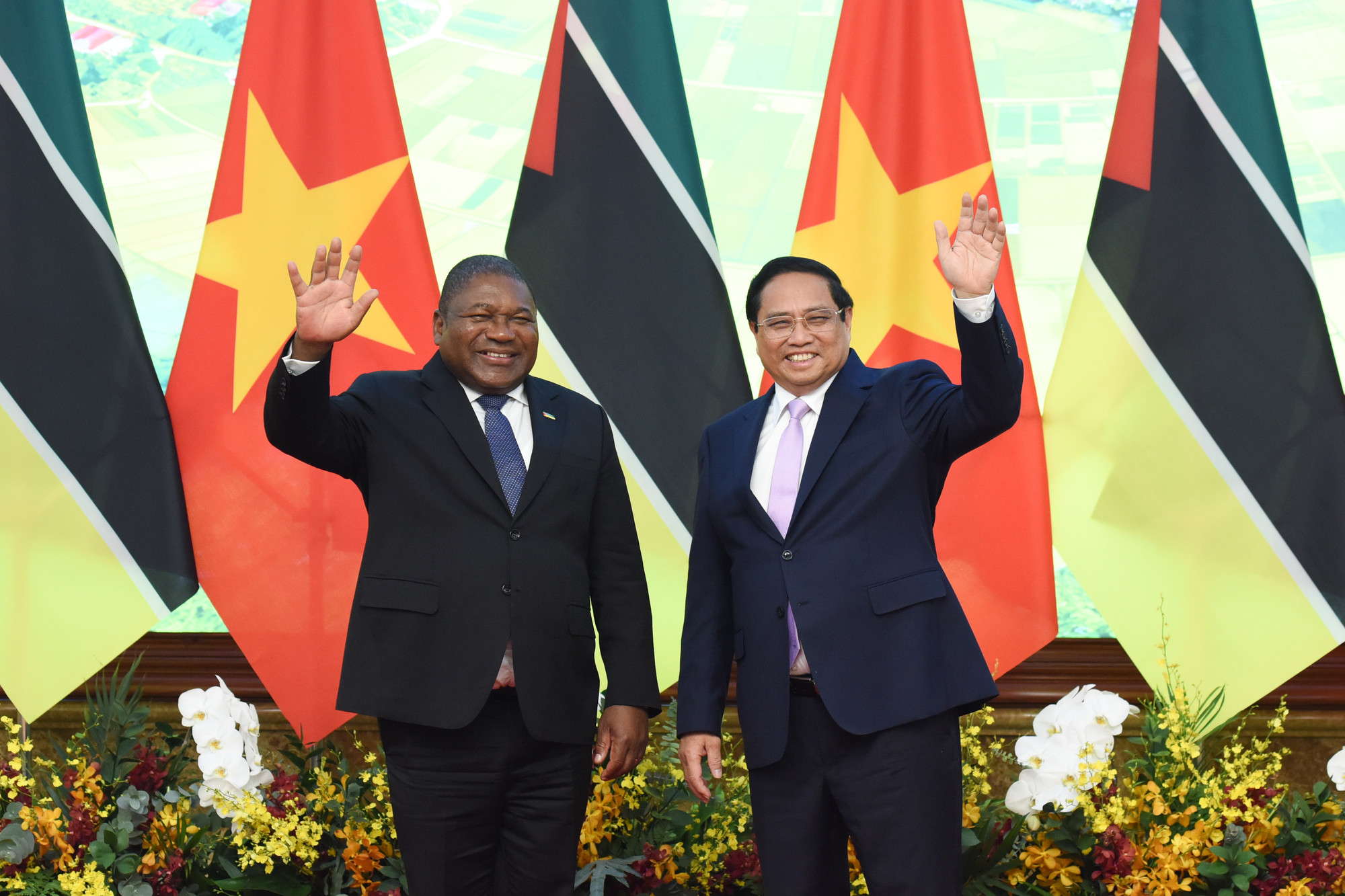 Thủ tướng Phạm Minh Chính và Tổng thống Cộng hòa Mozambique Filipe Jacinto Nyusi vẫy chào các cơ quan thông tấn, báo chí.