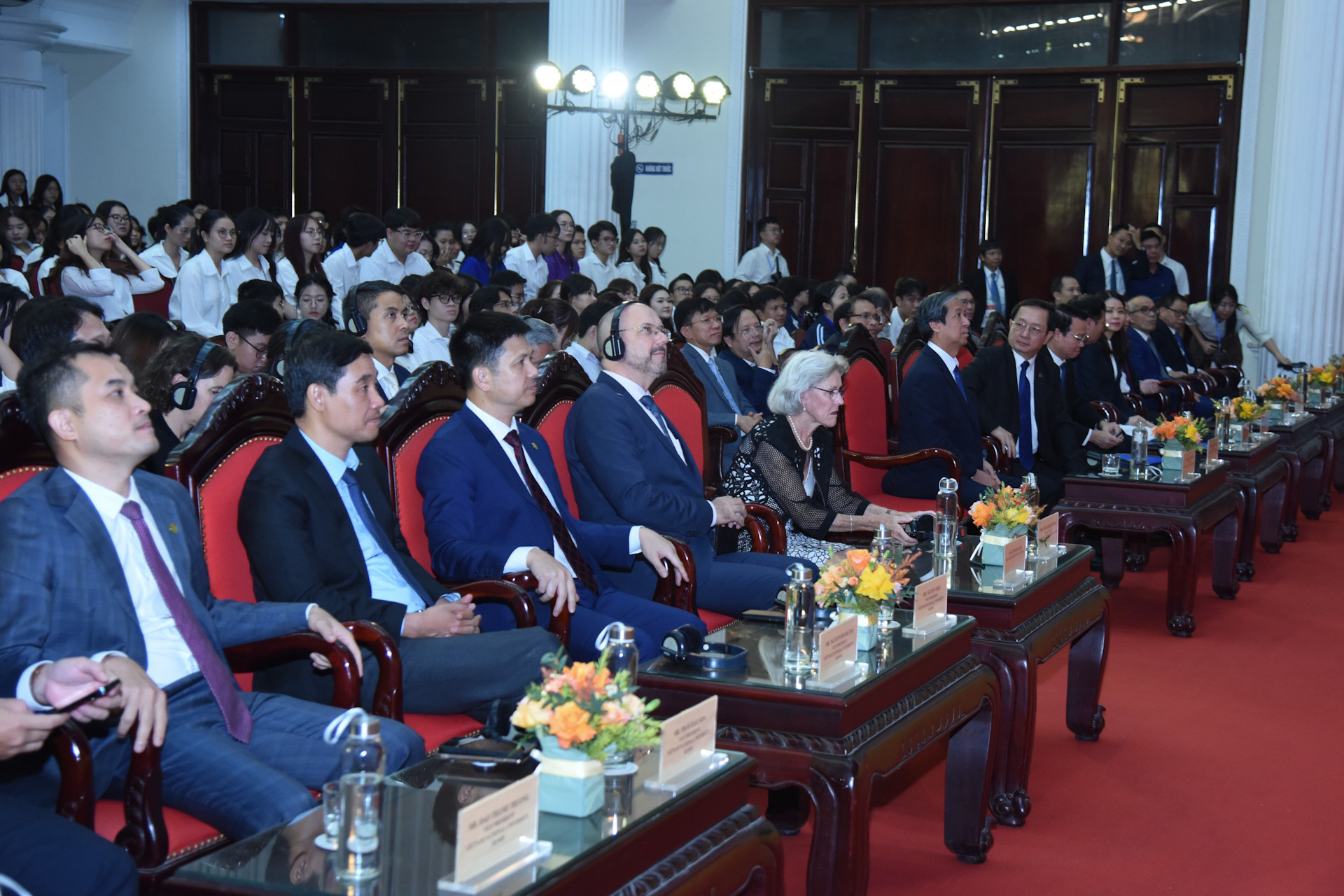 Các đại biểu tham dự cuộc giao lưu, đối thoại.