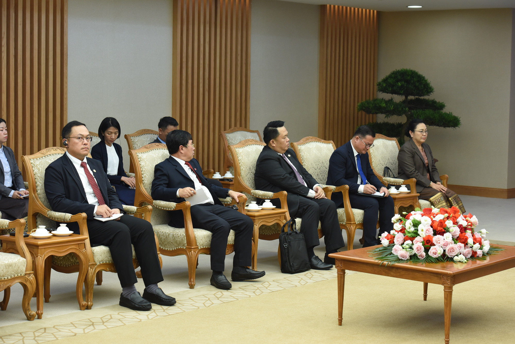 Các thành viên đi cùng đoàn với đồng chí Phet Phomphiphak, Bộ trưởng Kế hoạch và Đầu tư Lào, Chủ tịch Ủy ban hợp tác Lào-Việt Nam cũng tham dự buổi tiếp.