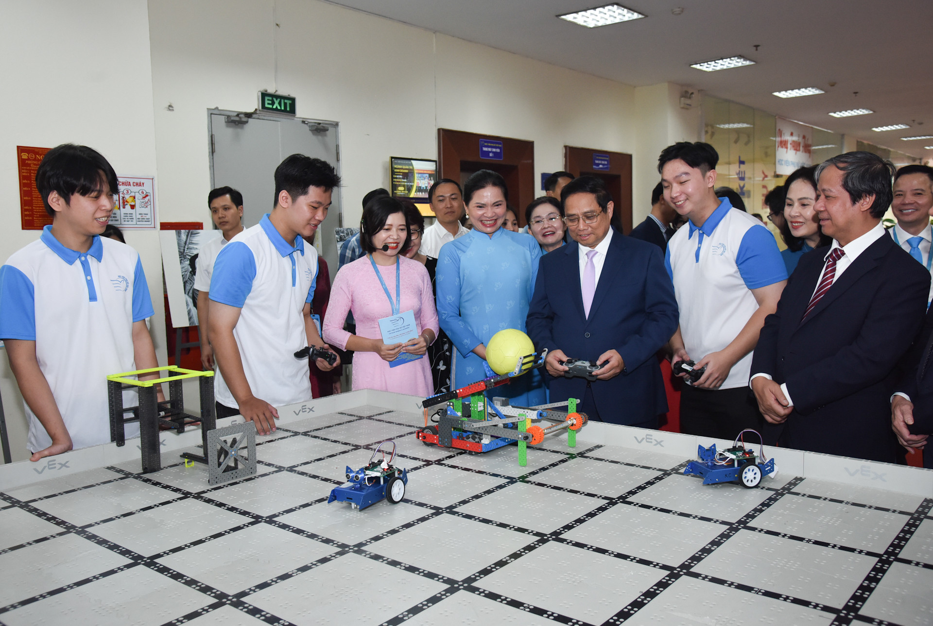 Thủ tướng Phạm Minh Chính trải nghiệm điều khiển robot tại Học viện Phụ nữ Việt Nam.