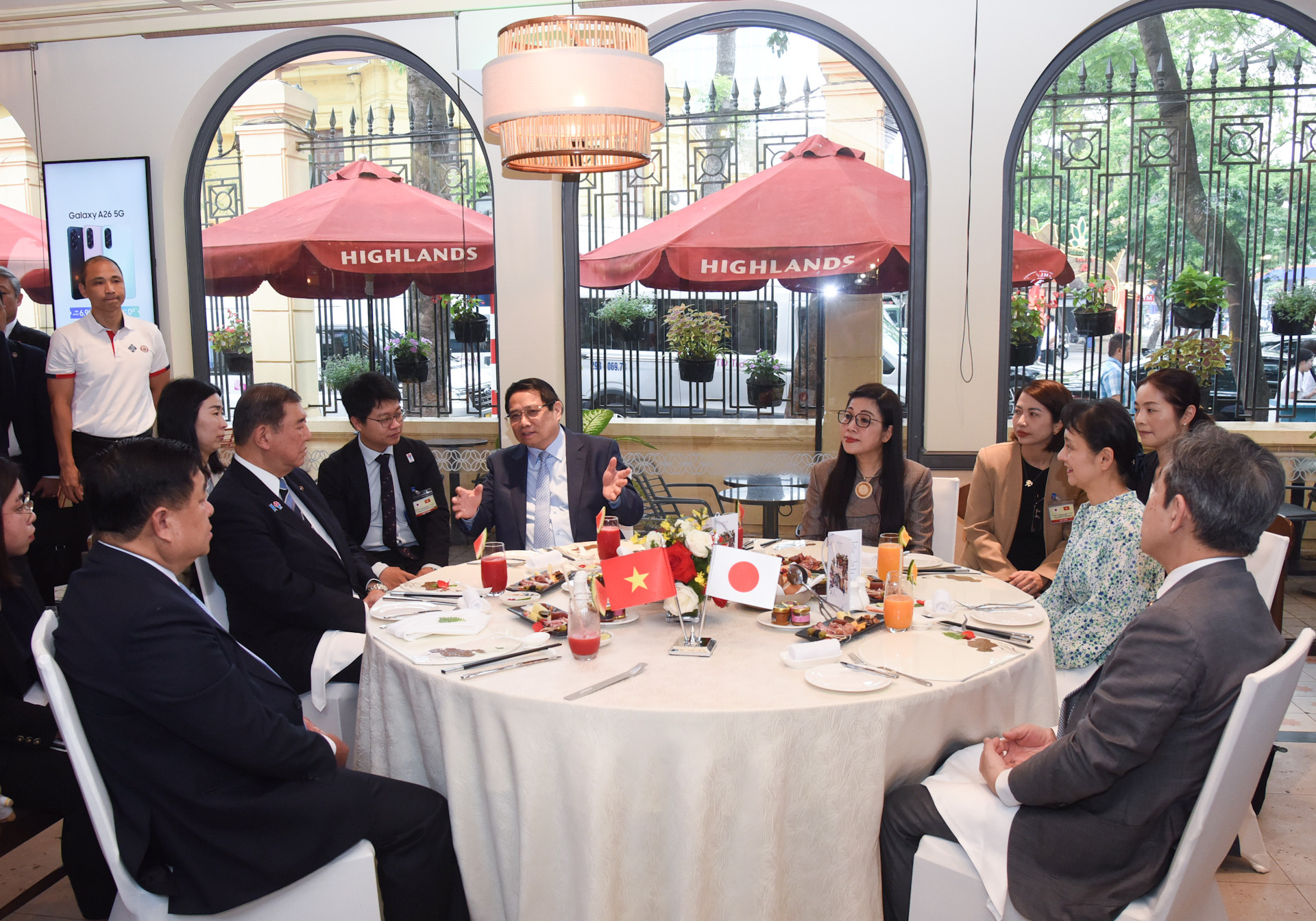 Trước đó, Thủ tướng Phạm Minh Chính và Phu nhân cùng Thủ tướng Nhật Bản Ishiba Shigeru và Phu nhân ăn sáng, thưởng thức hương vị cà-phê Việt Nam.