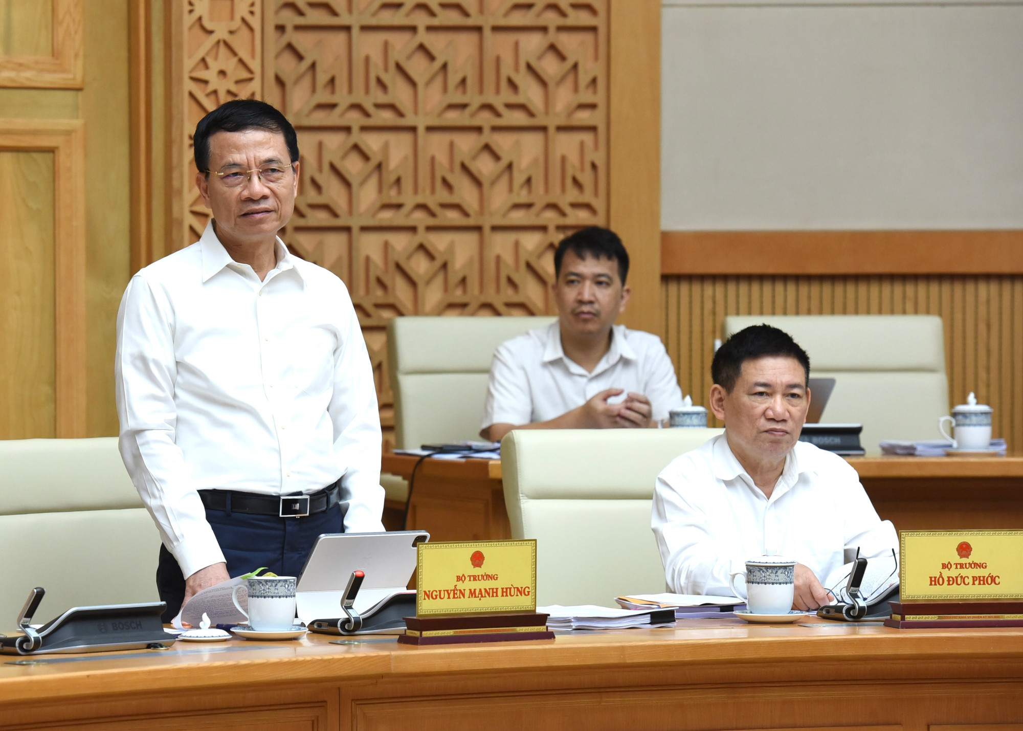 Bộ trưởng Thông tin và Truyền thông Nguyễn Mạnh Hùng phát biểu tại phiên họp.