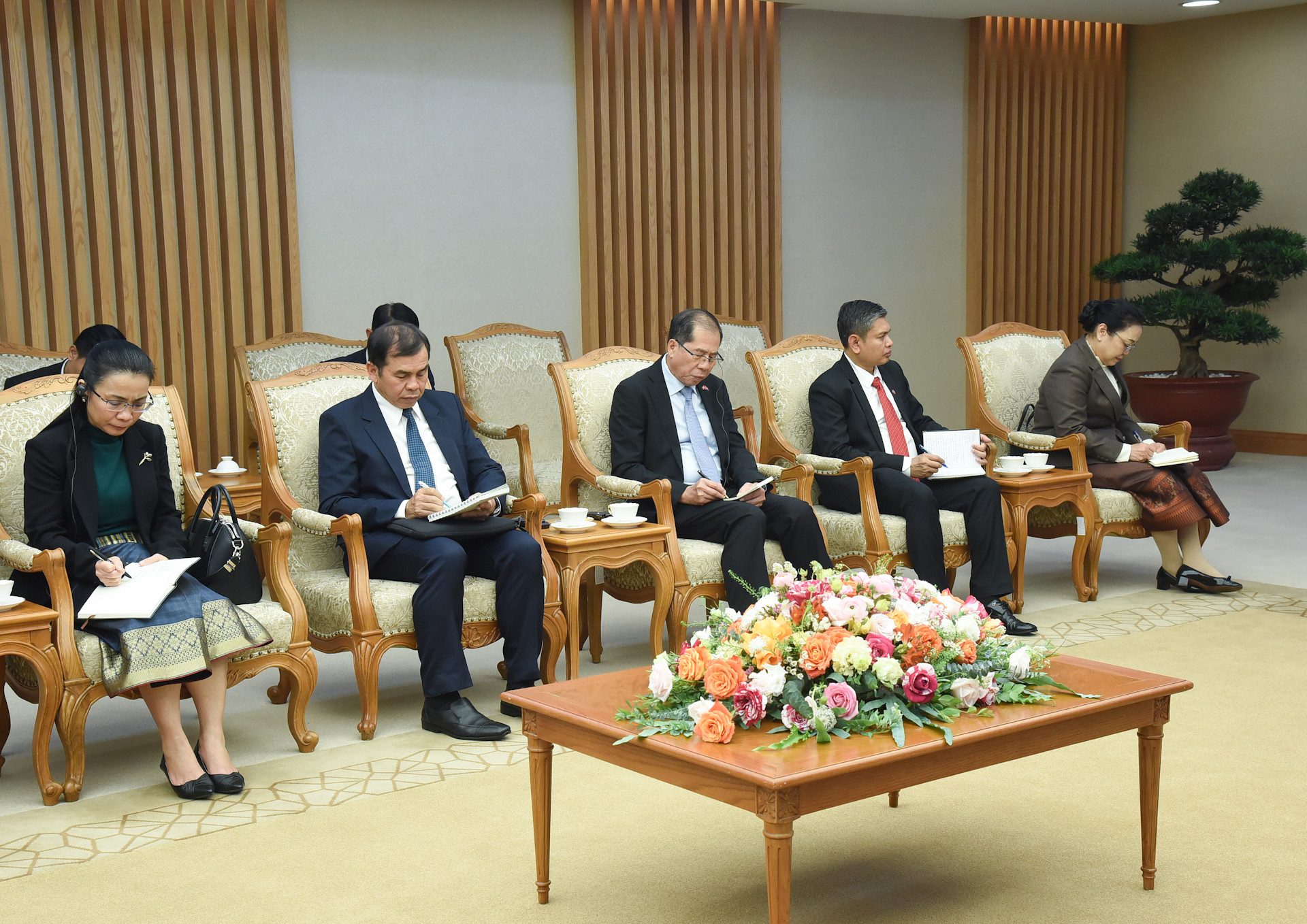 Các thành viên đi cùng Bộ trưởng Ngoại giao Lào Thongsavanh Phomvihane tham dự buổi tiếp. Các thành viên đi cùng Bộ trưởng Ngoại giao Lào Thongsavanh Phomvihane tham dự buổi tiếp.