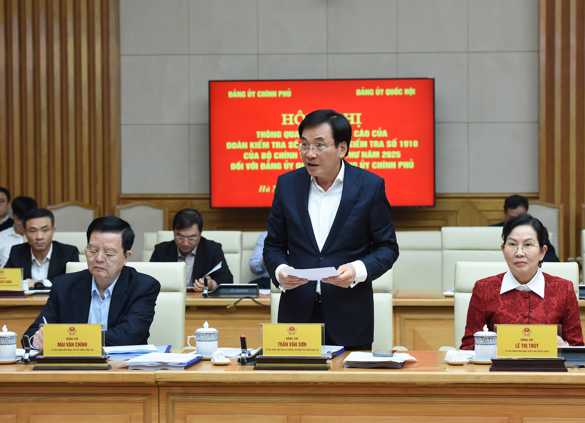 Bộ trưởng, Chủ nhiệm Văn phòng Chính phủ Trần Văn Sơn phát biểu. Bộ trưởng, Chủ nhiệm Văn phòng Chính phủ Trần Văn Sơn phát biểu.