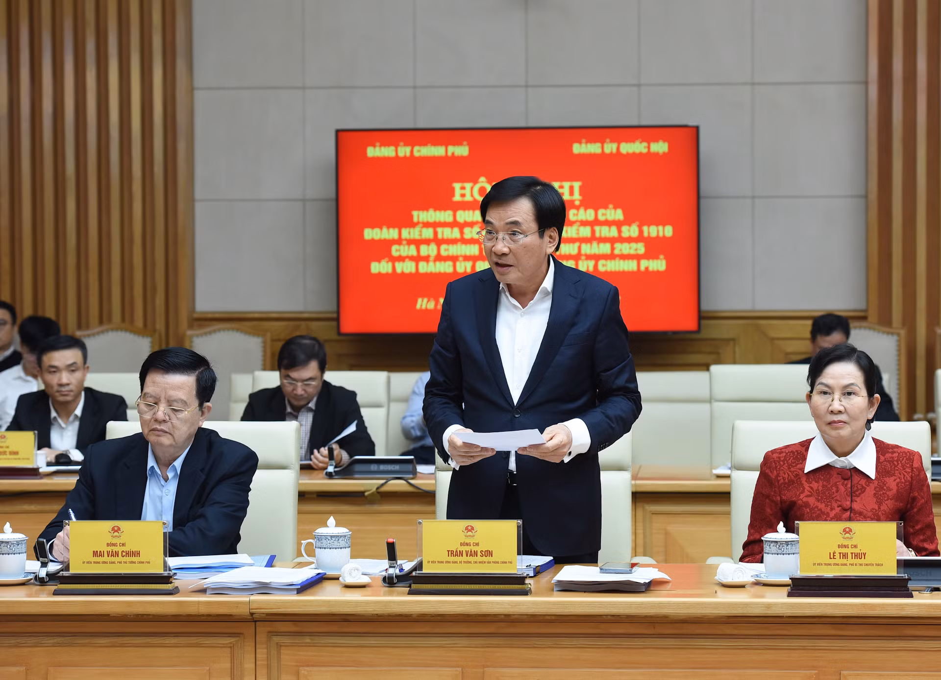 Bộ trưởng, Chủ nhiệm Văn phòng Chính phủ Trần Văn Sơn phát biểu.
