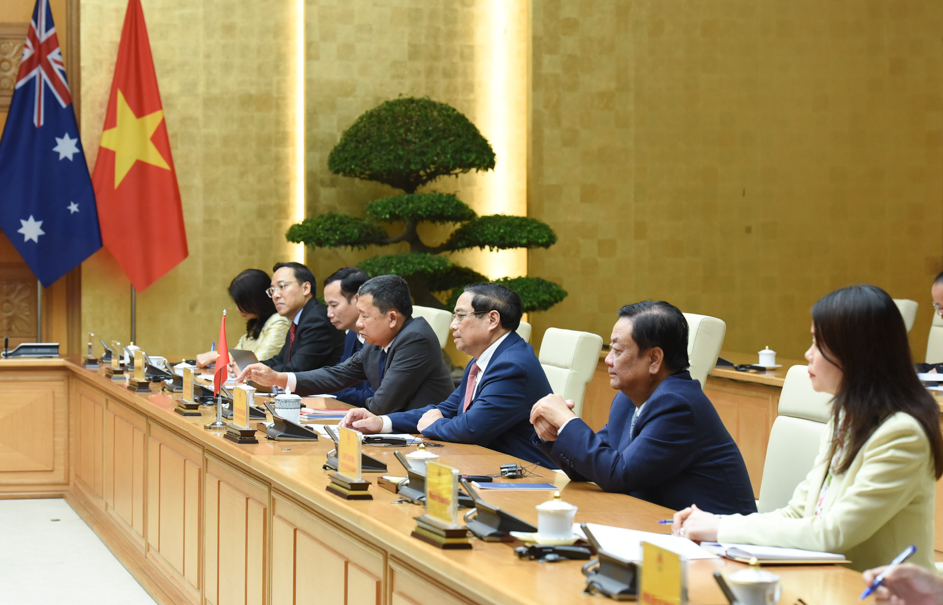 Thủ tướng Phạm Minh Chính và các thành viên Chính phủ Việt Nam tại hội kiến.