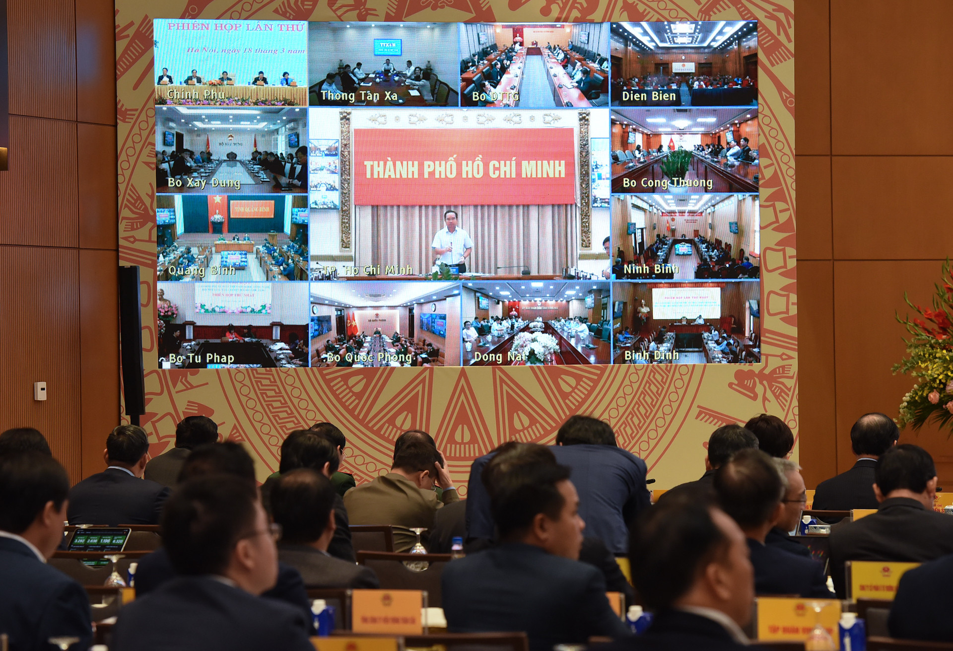 Phiên họp được truyền trực tuyến tới điểm cầu trụ sở các bộ, ngành, địa phương trên cả nước. Phiên họp được truyền trực tuyến tới điểm cầu trụ sở các bộ, ngành, địa phương trên cả nước.